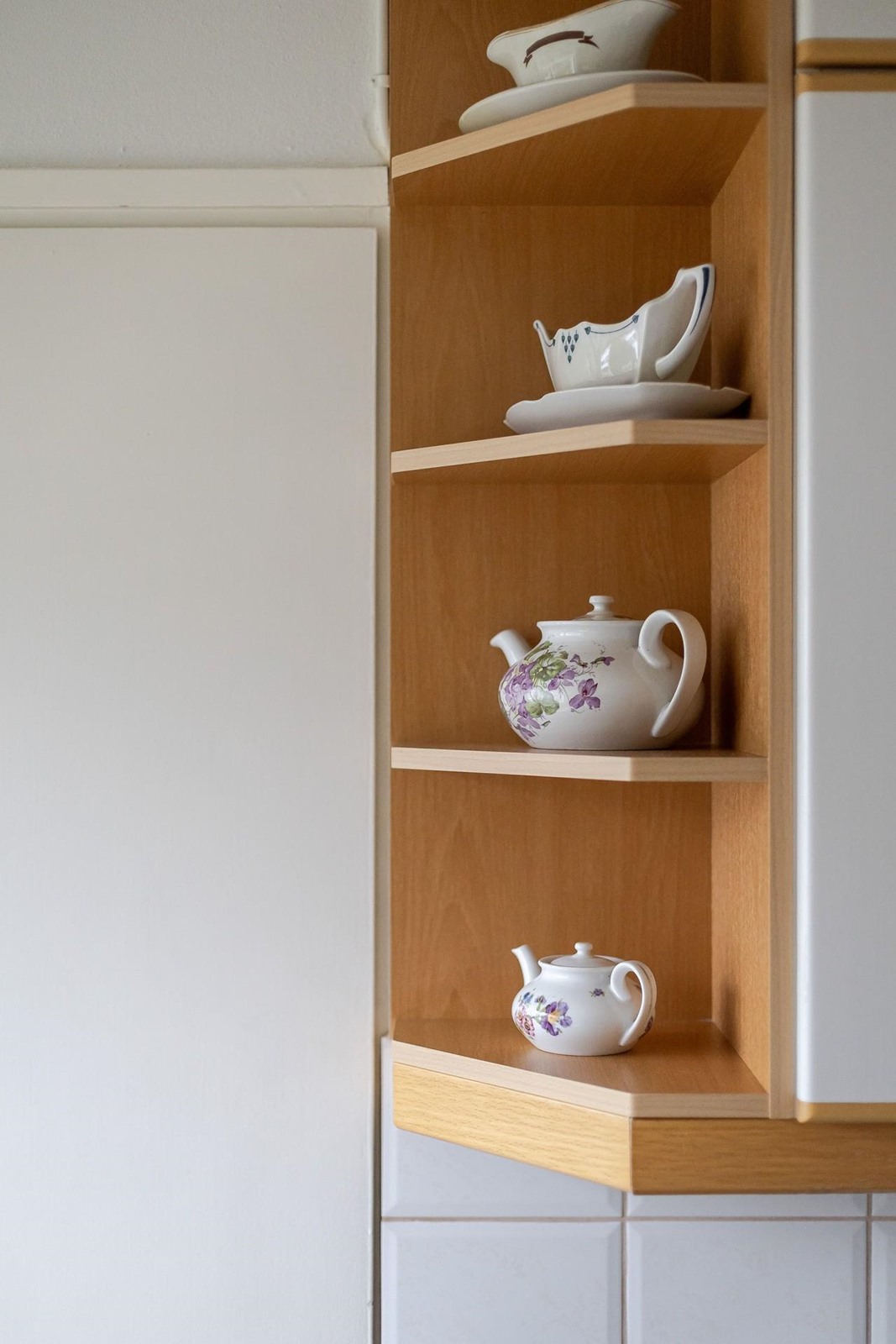 Kulmahylly keittiössä.