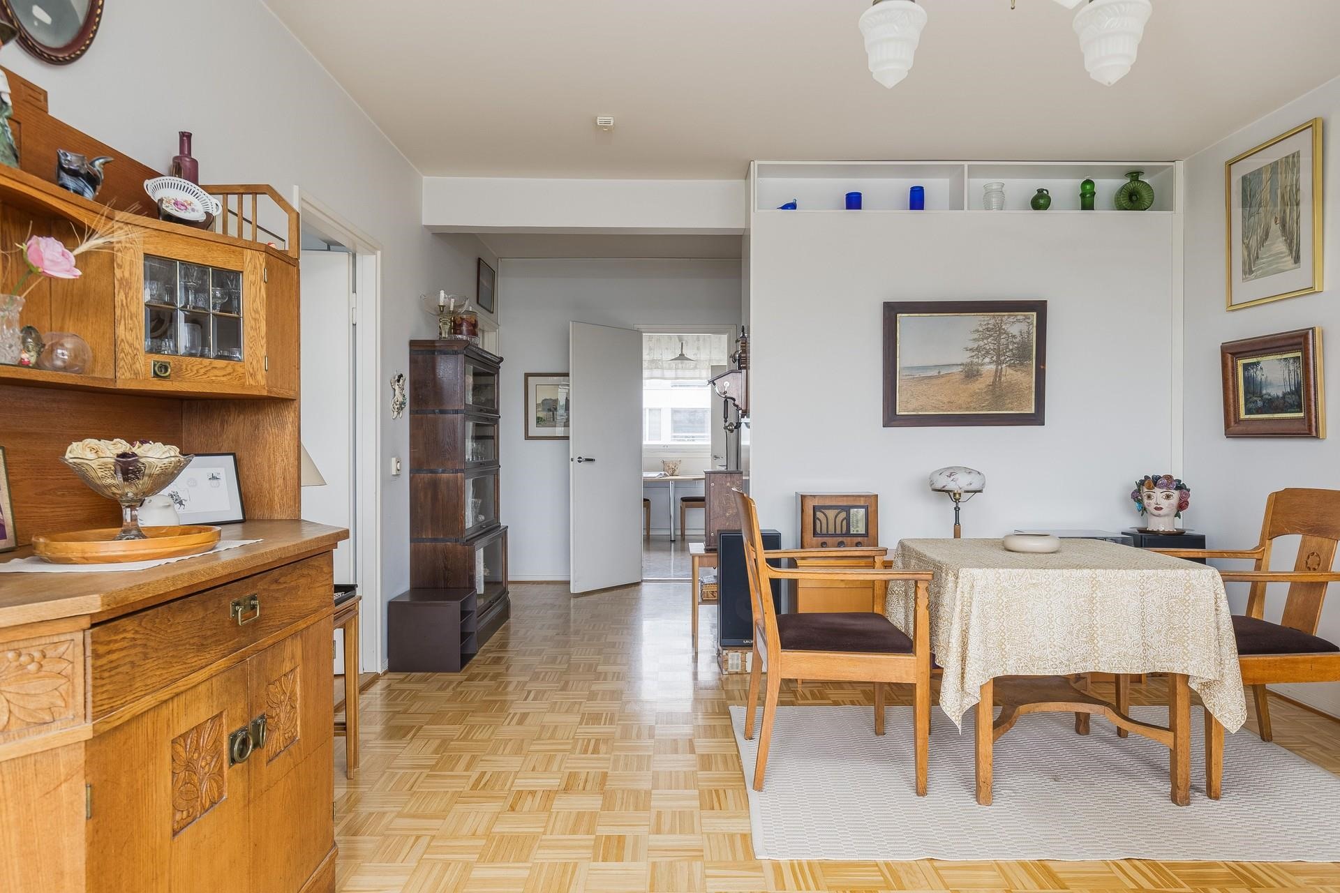 Olohuone josta käynti eteiseen ja keittiöön.