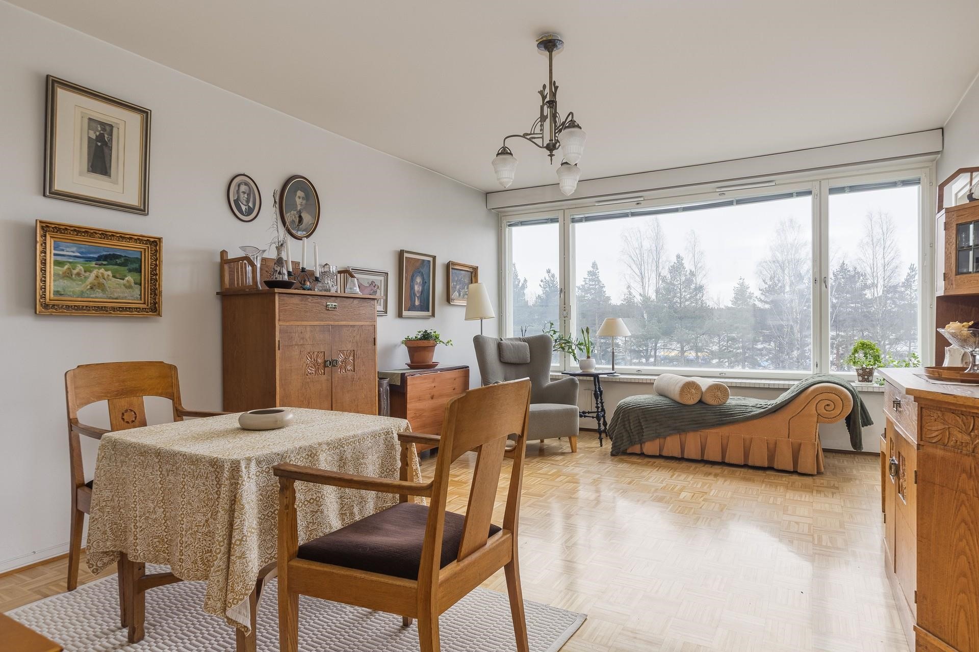 Olohuone ja ruokailutilaa.