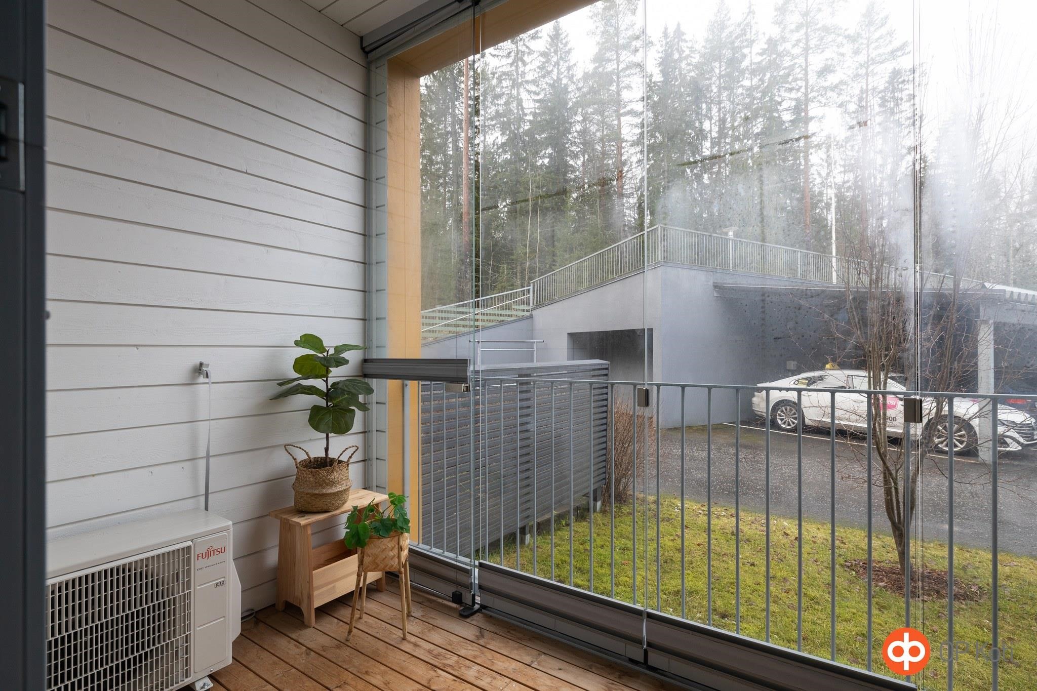 Olohuoneesta terassille/parvekkeelle