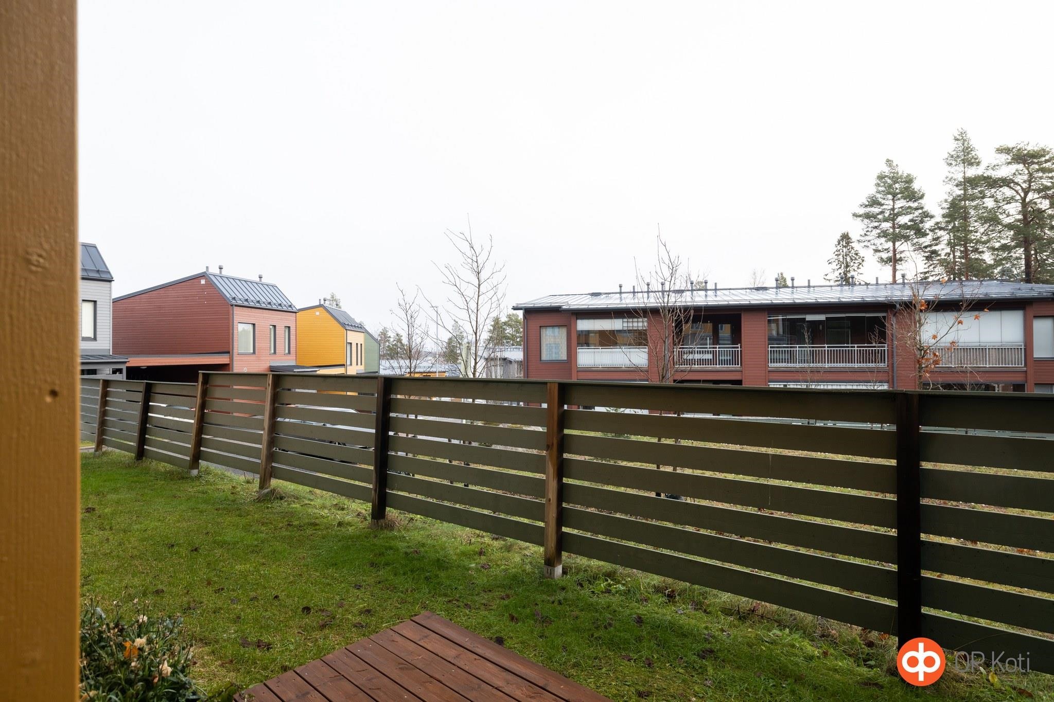 Makuuhuoneesta terassille/takapihalle