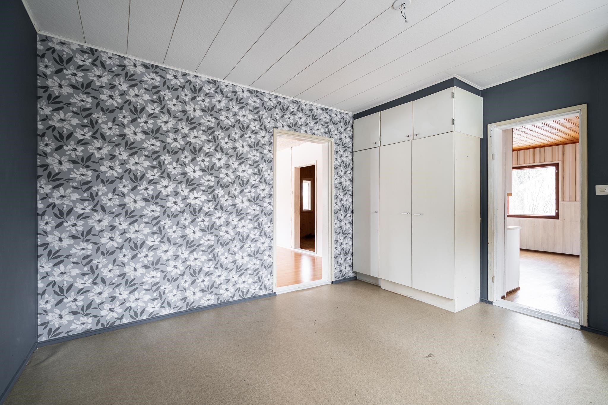 Alakerran ruokahuone/makuuhuone