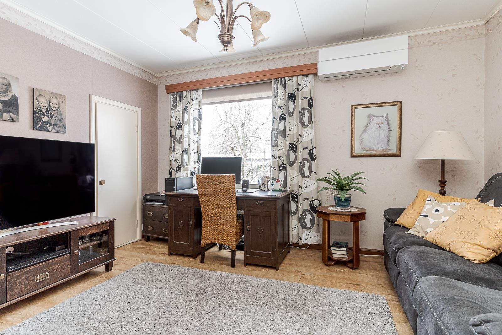 TV-huoneessa ilmalämåöpumppu