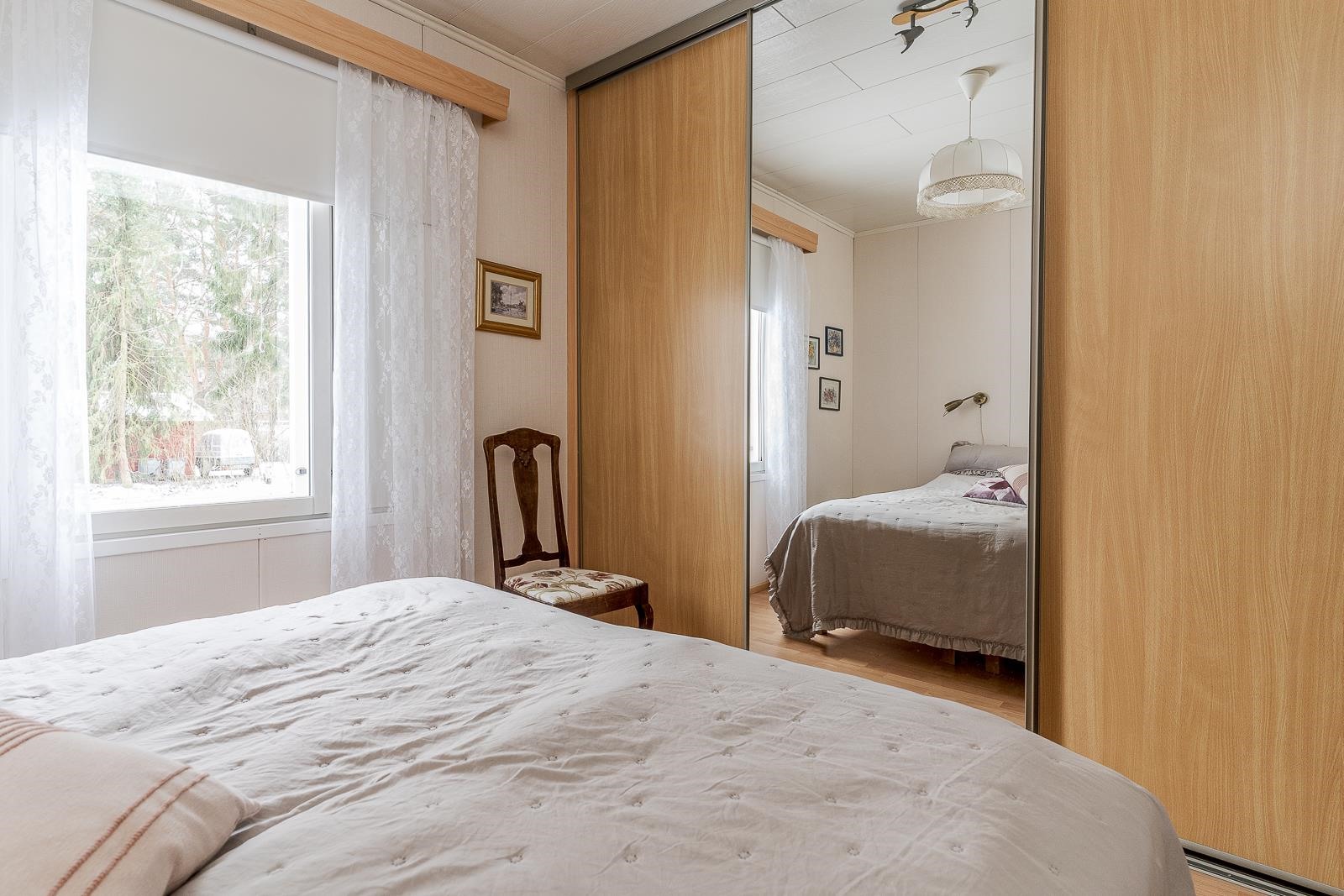 makuuhuoneessa käytännöllinen vaatekaapisto