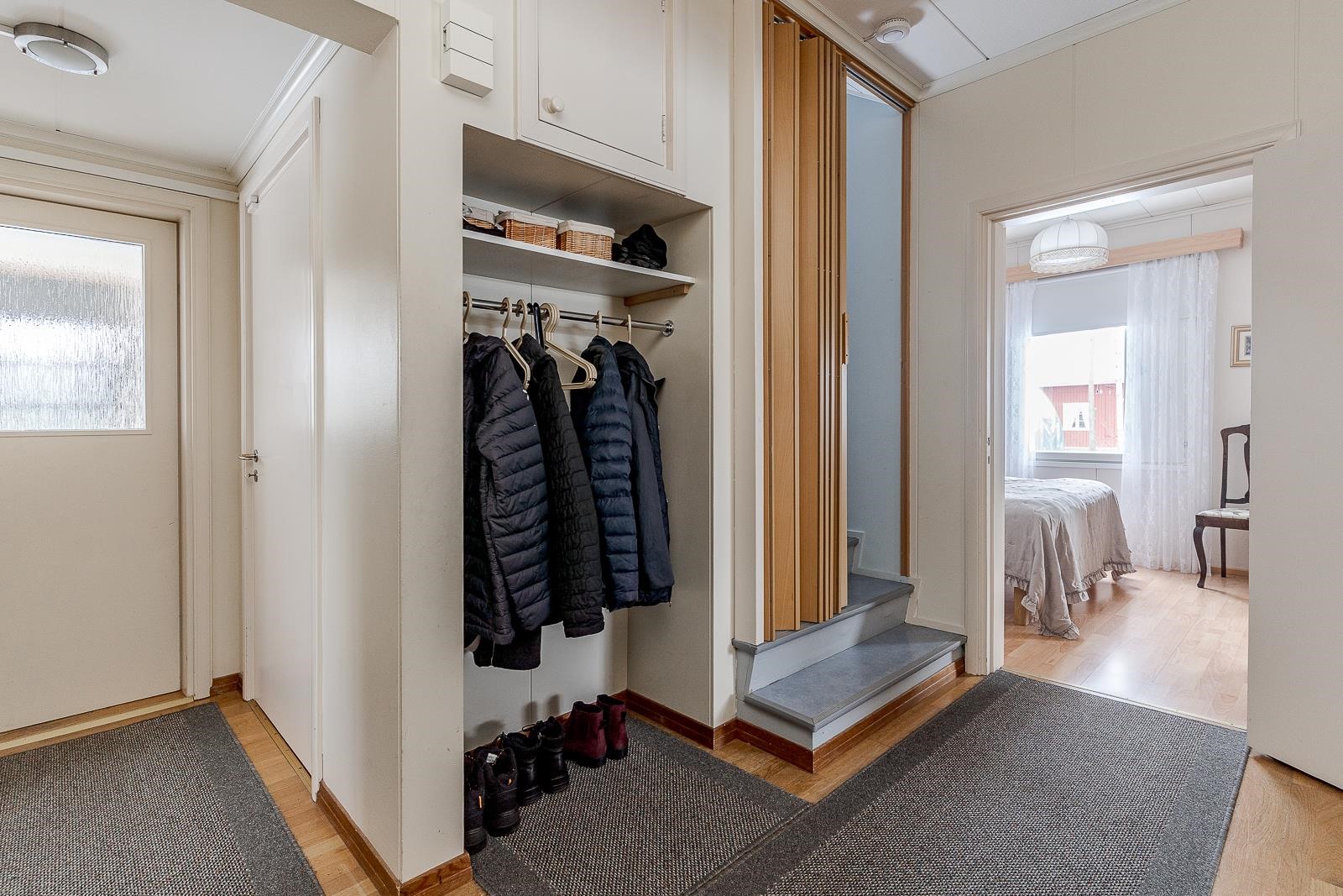 asuinkerroksen tilava vaatenaulakko