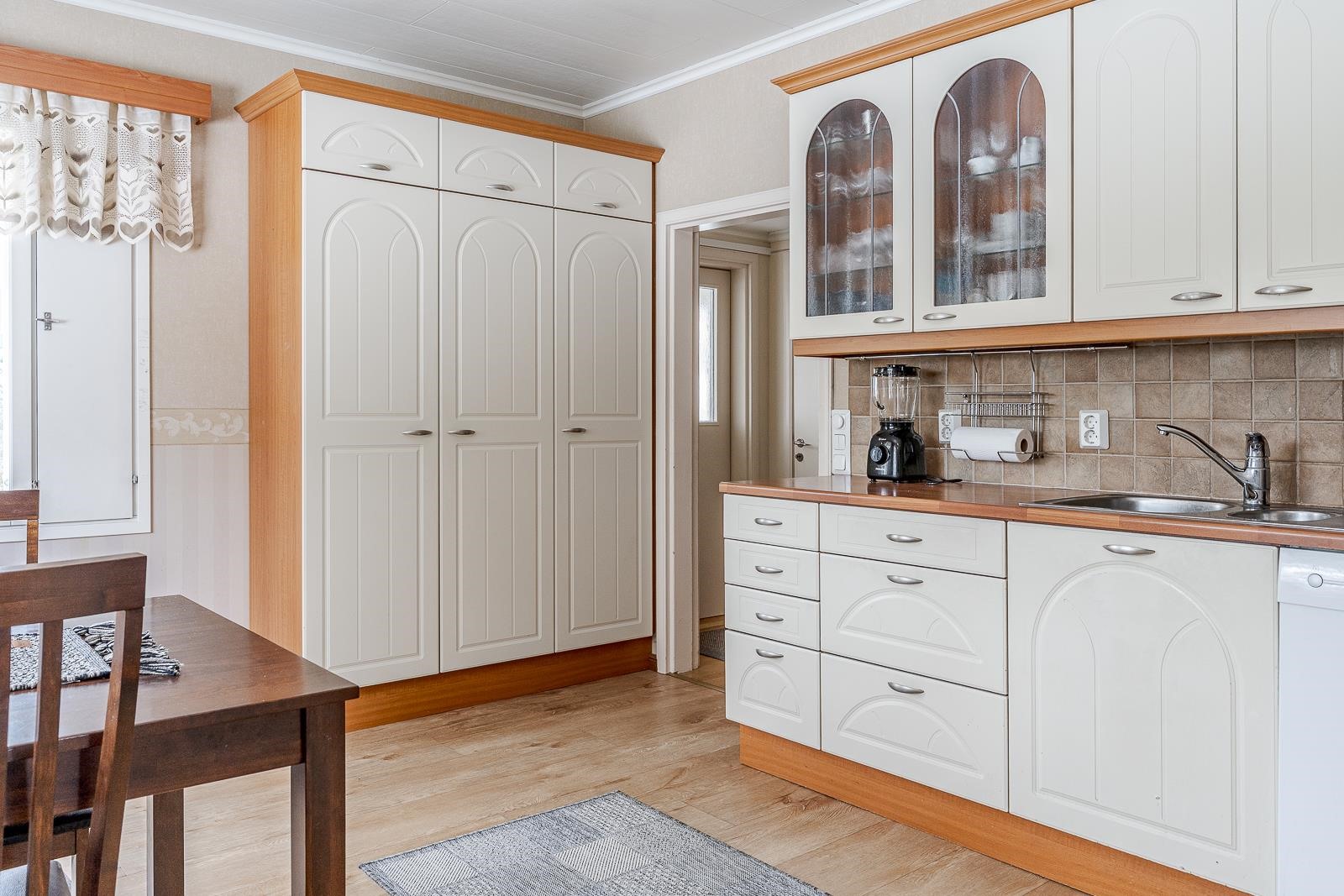 remontoitu. vaalea keittiö