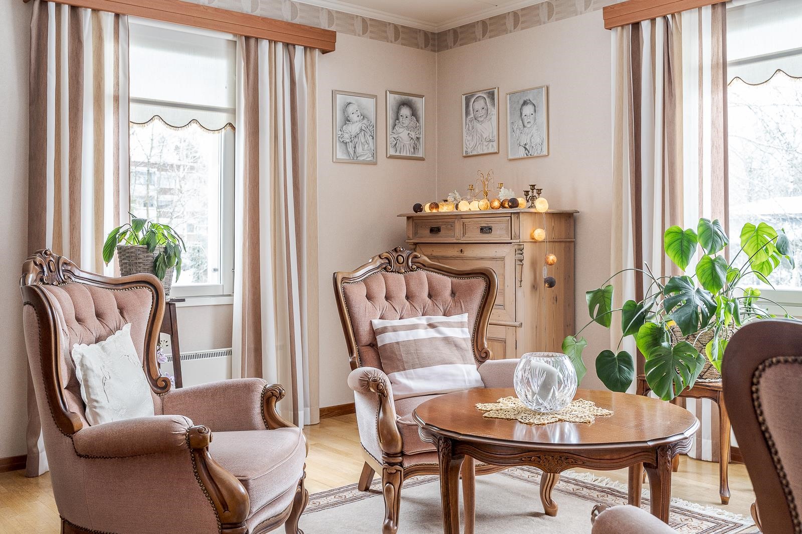 olohuoneessa ikkunat kahteen ilmansuuntaan