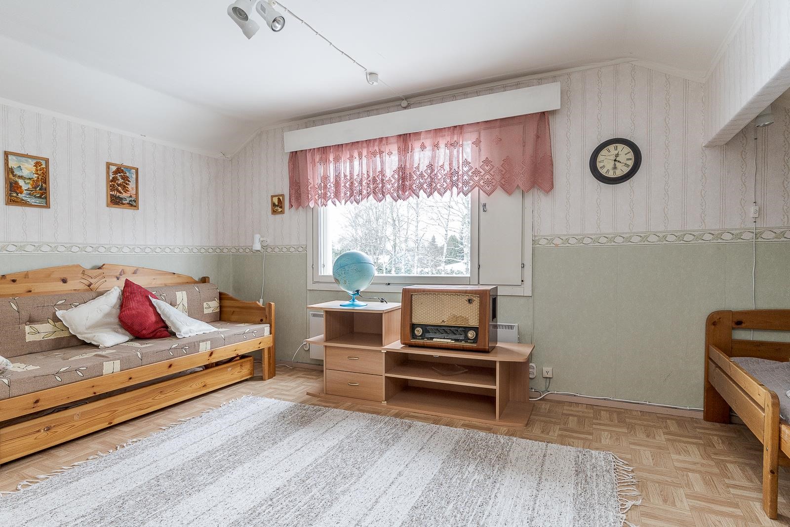 yläkerran makuuhuone