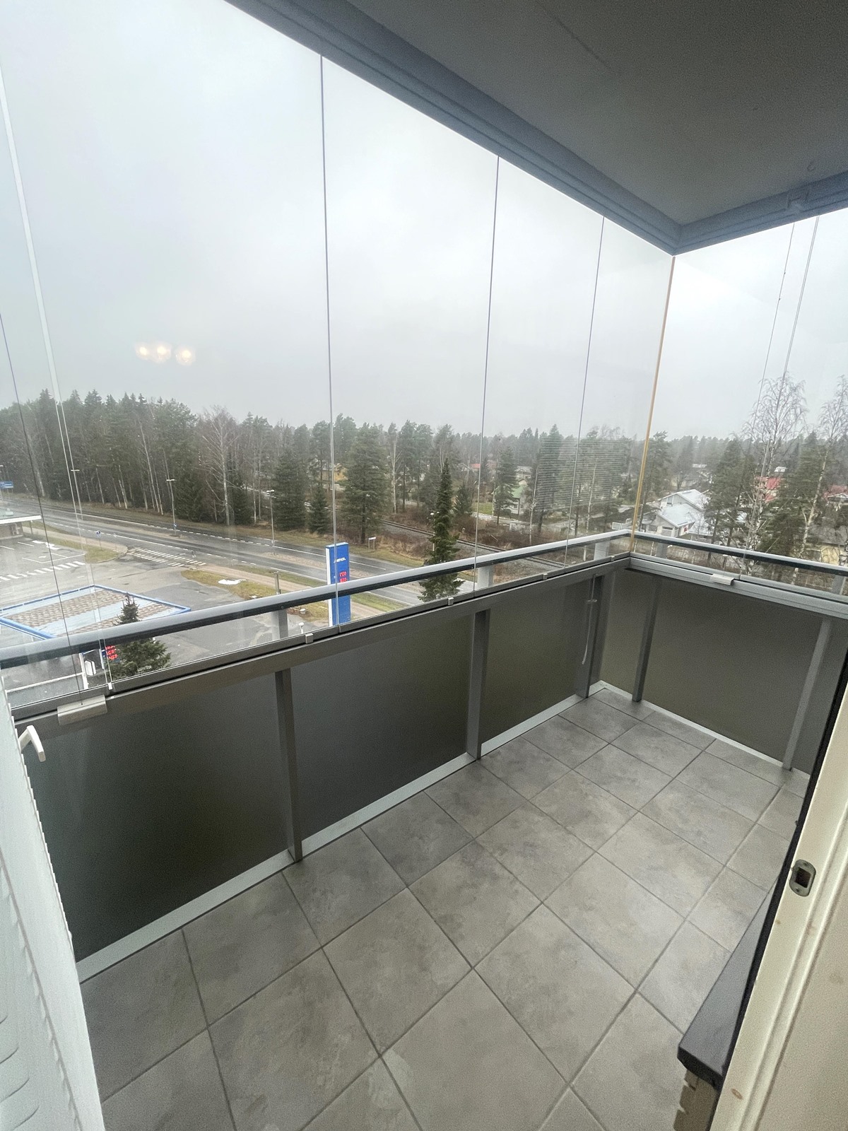 lasitettu parveke länteen