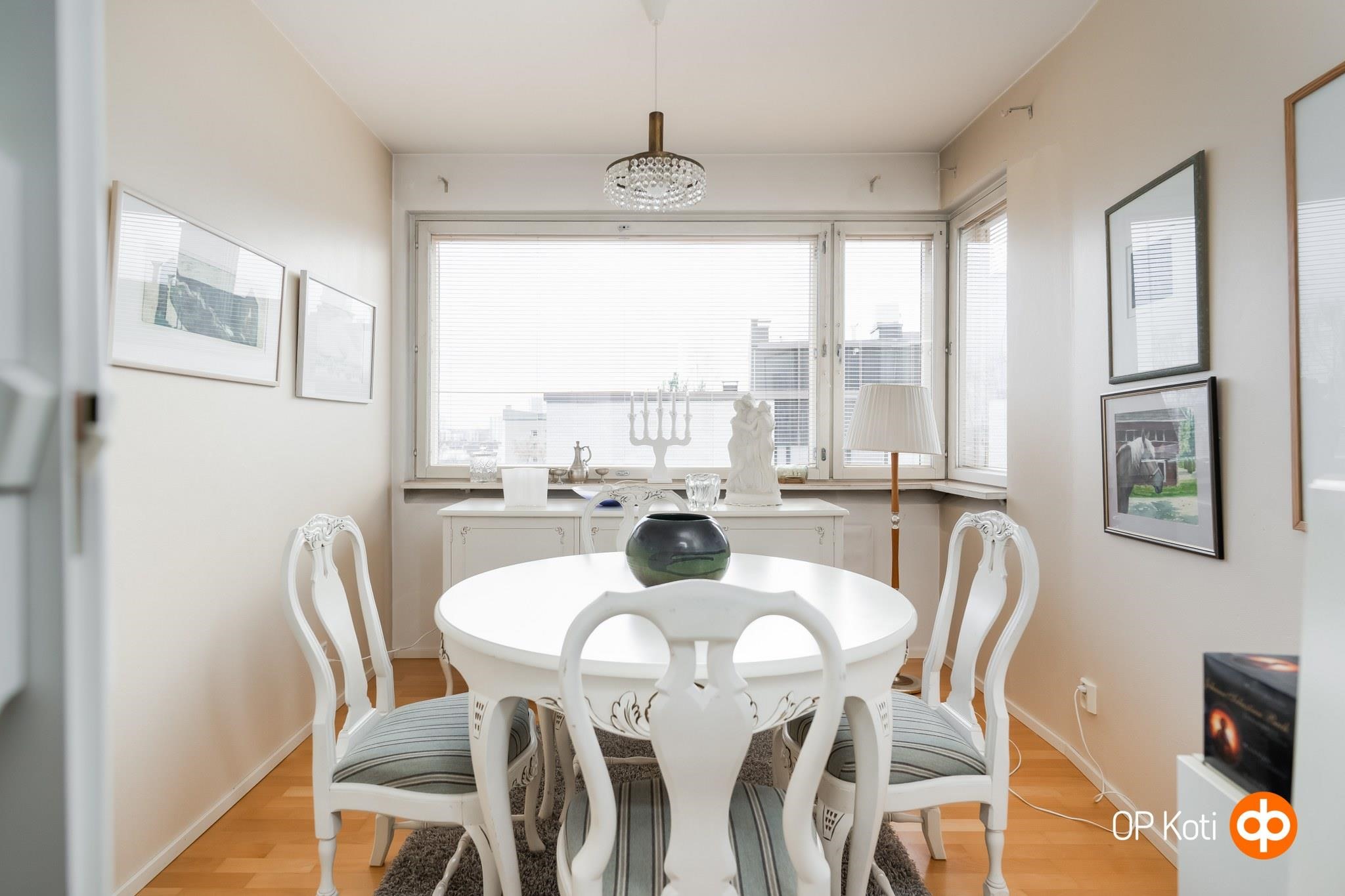 Pieni makuuhuone ruokailuhuoneena