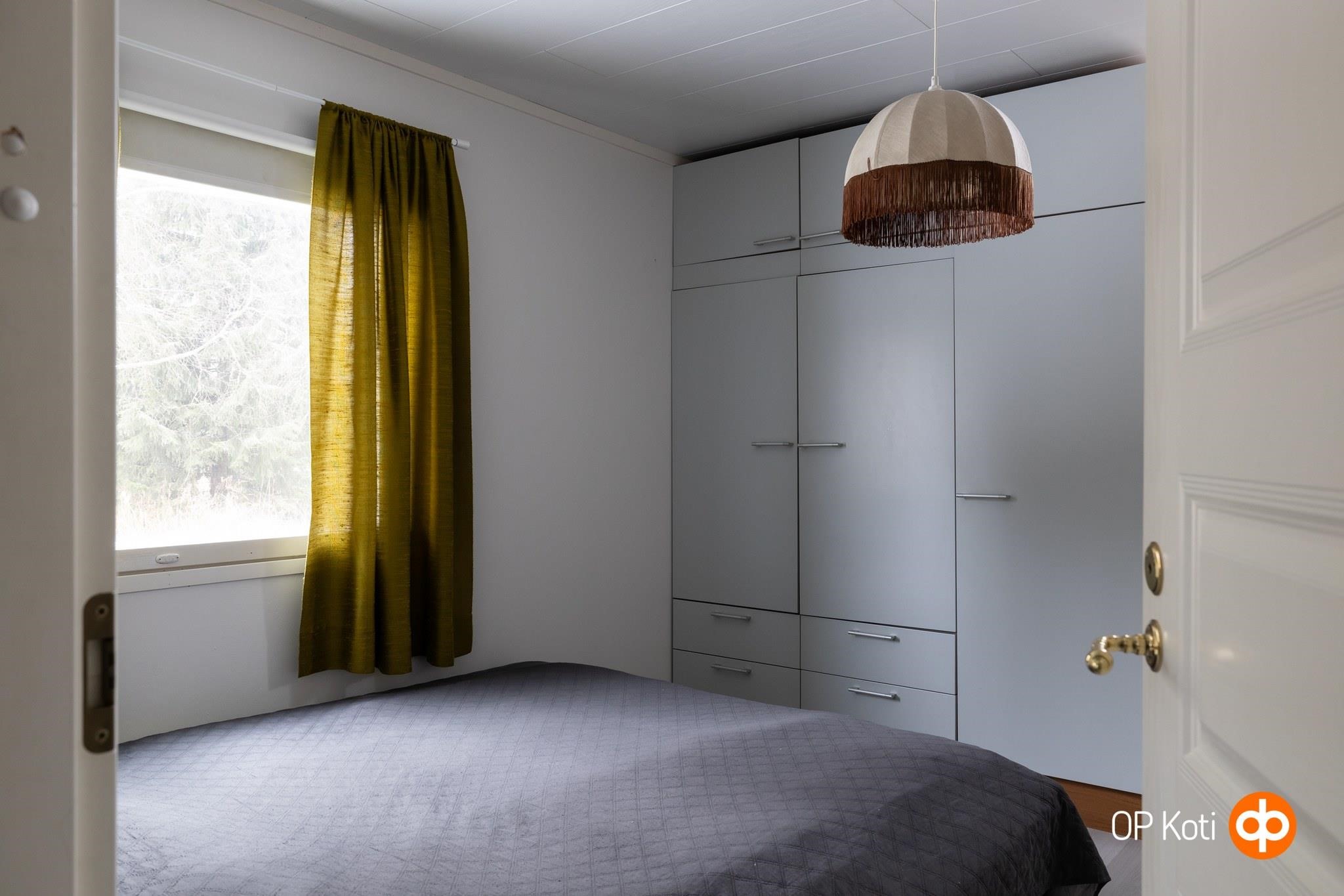 Hallin asunnon makuuhuone