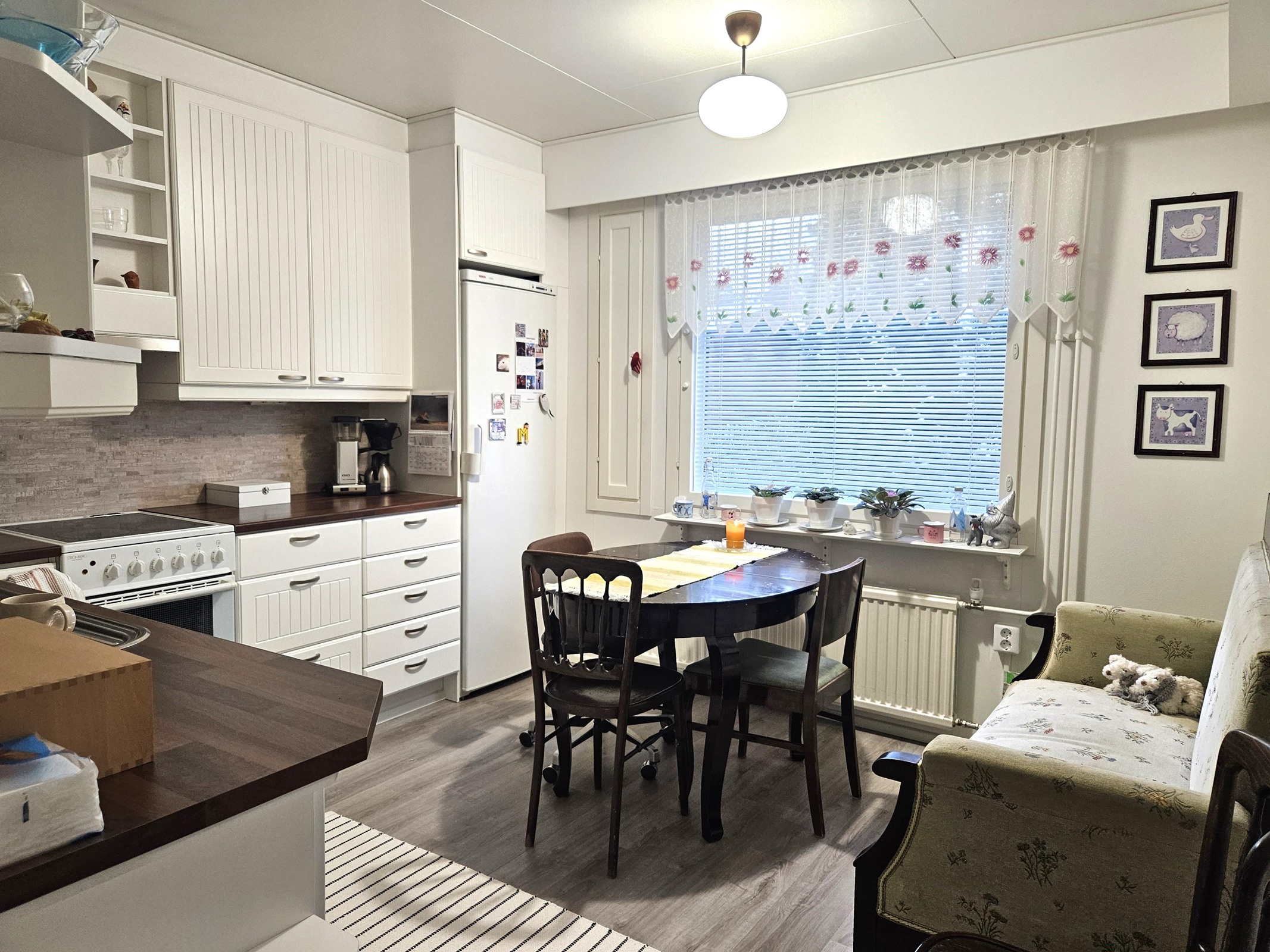 vaalea ja valoisa keittiö