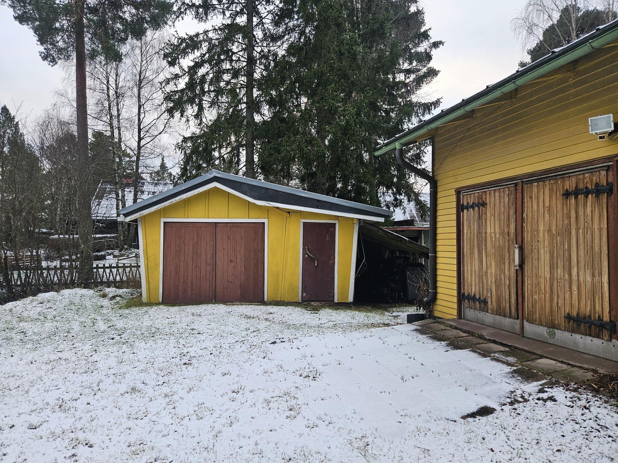 pihalla erillinen varastorakennus