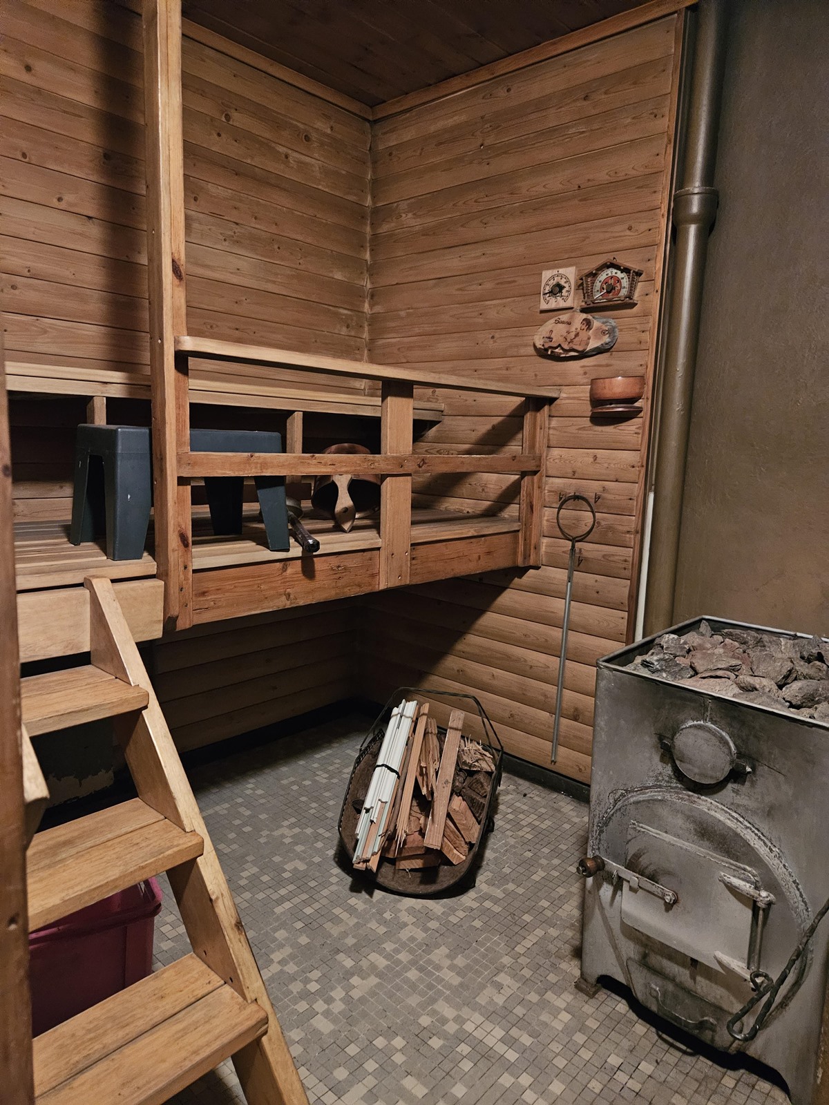 saunassa puulämmitteinen kiuas