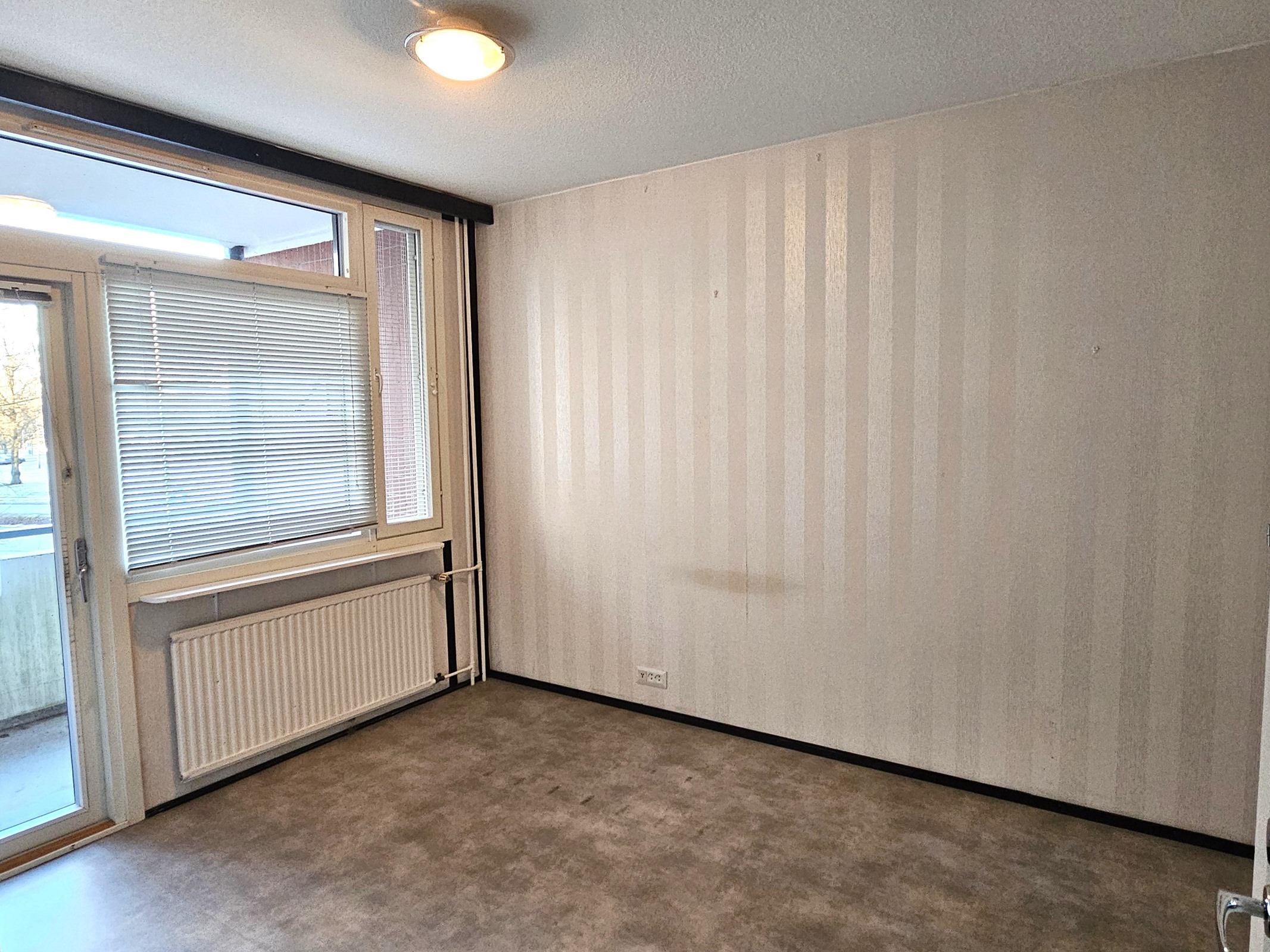 makuuhuone, josta kulku myös parvekkeelle