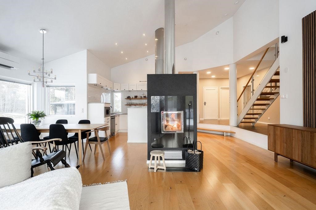 Avara olohuone-keittiö