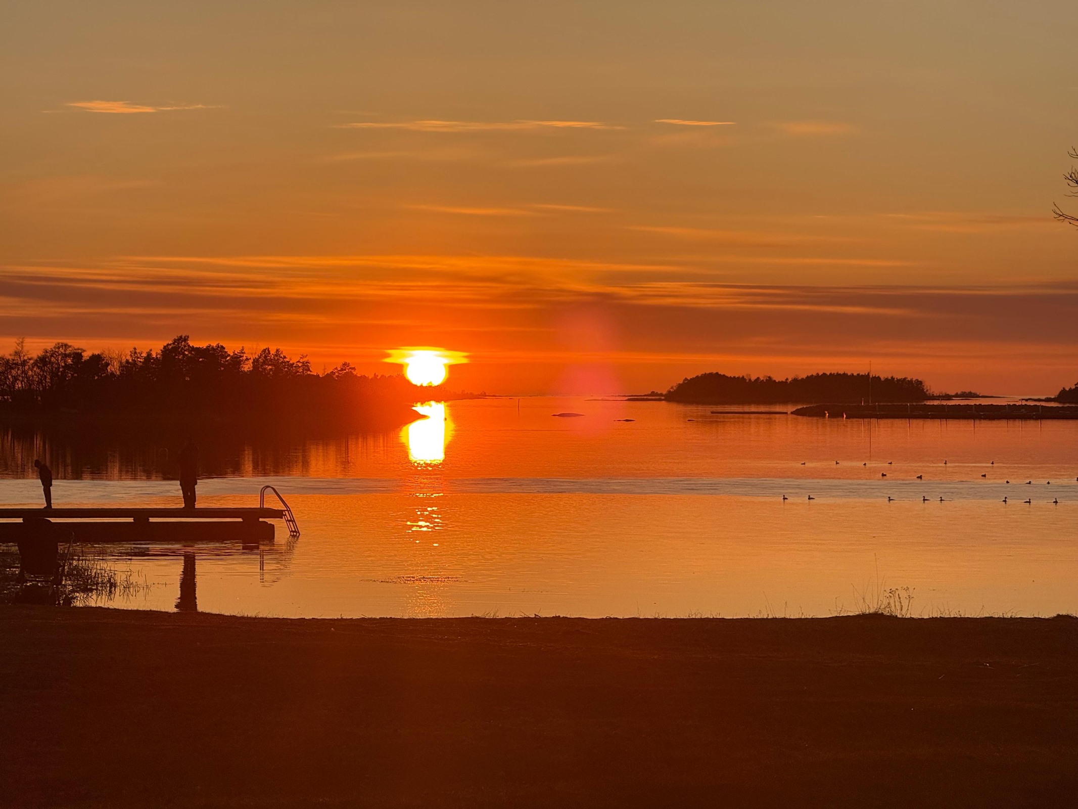 Maisema lähikalliolta, josta pääsy uimaan