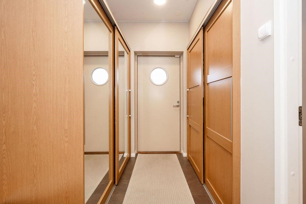 Eteinen, jossa runsaasti säilytystilaa