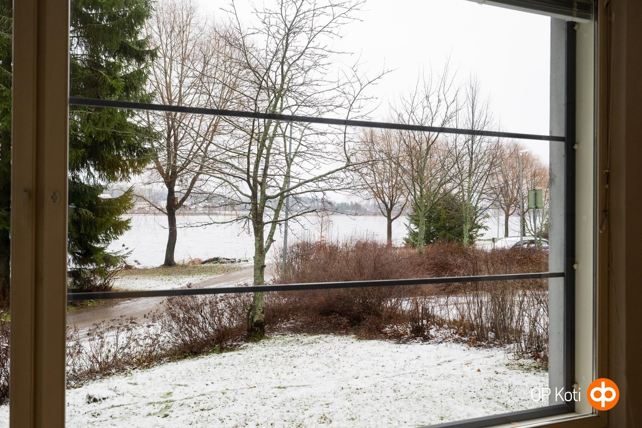 asunnon ikkunoista avautuu kaunis maisema järvelle