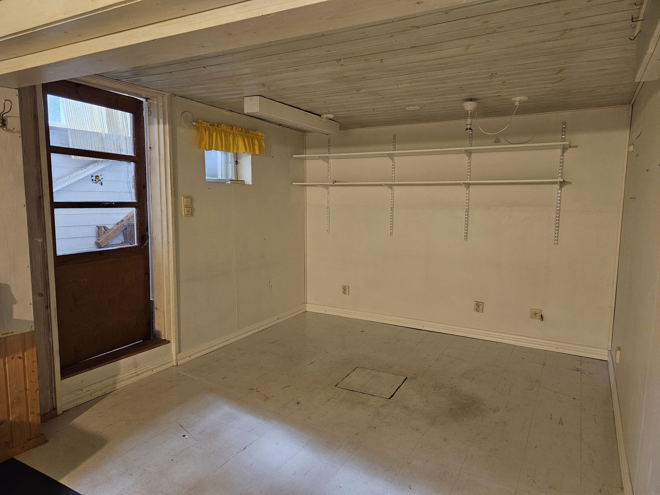 takka-työhuoneesta kulku ulos