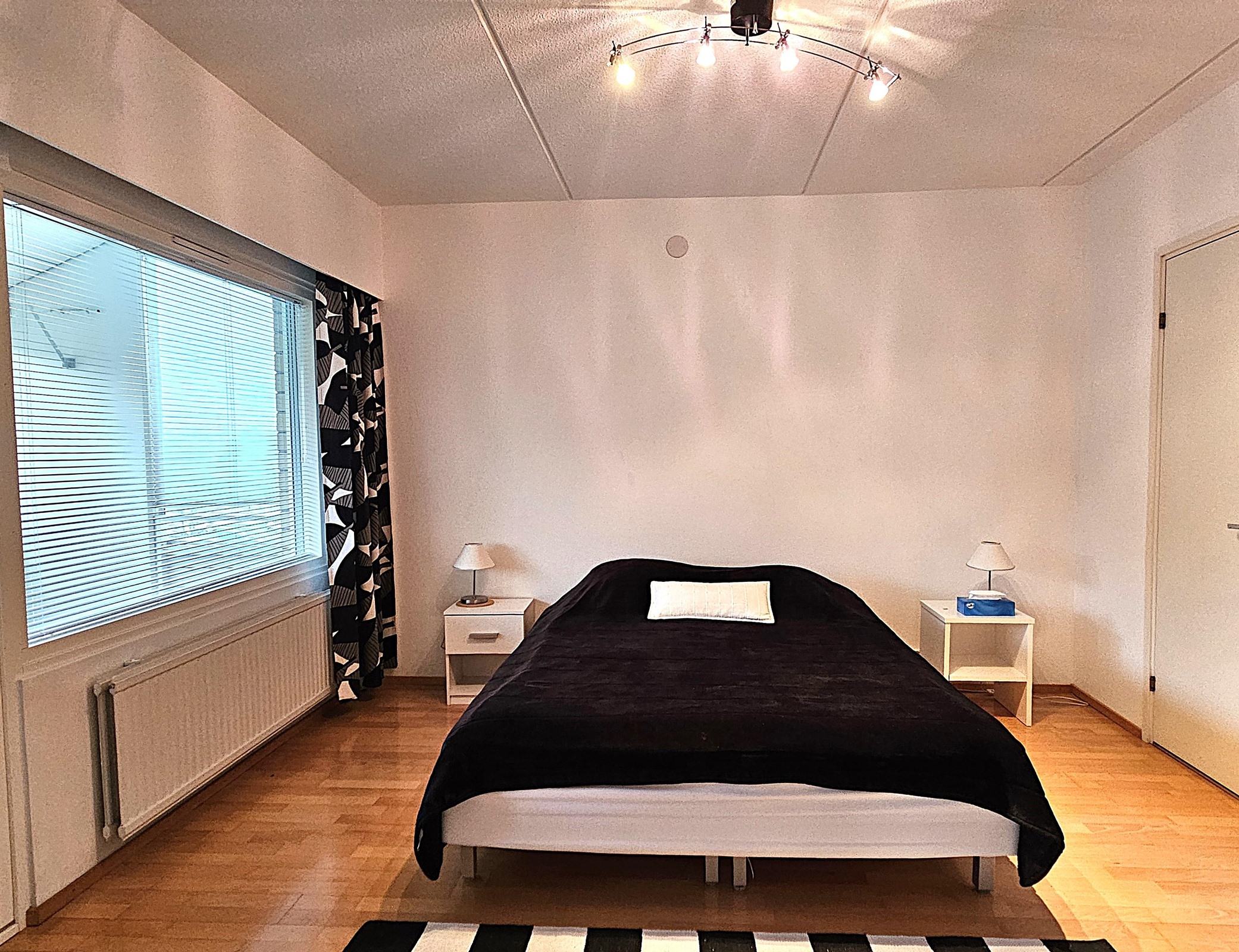 makuuhuone ns. pihan puolella