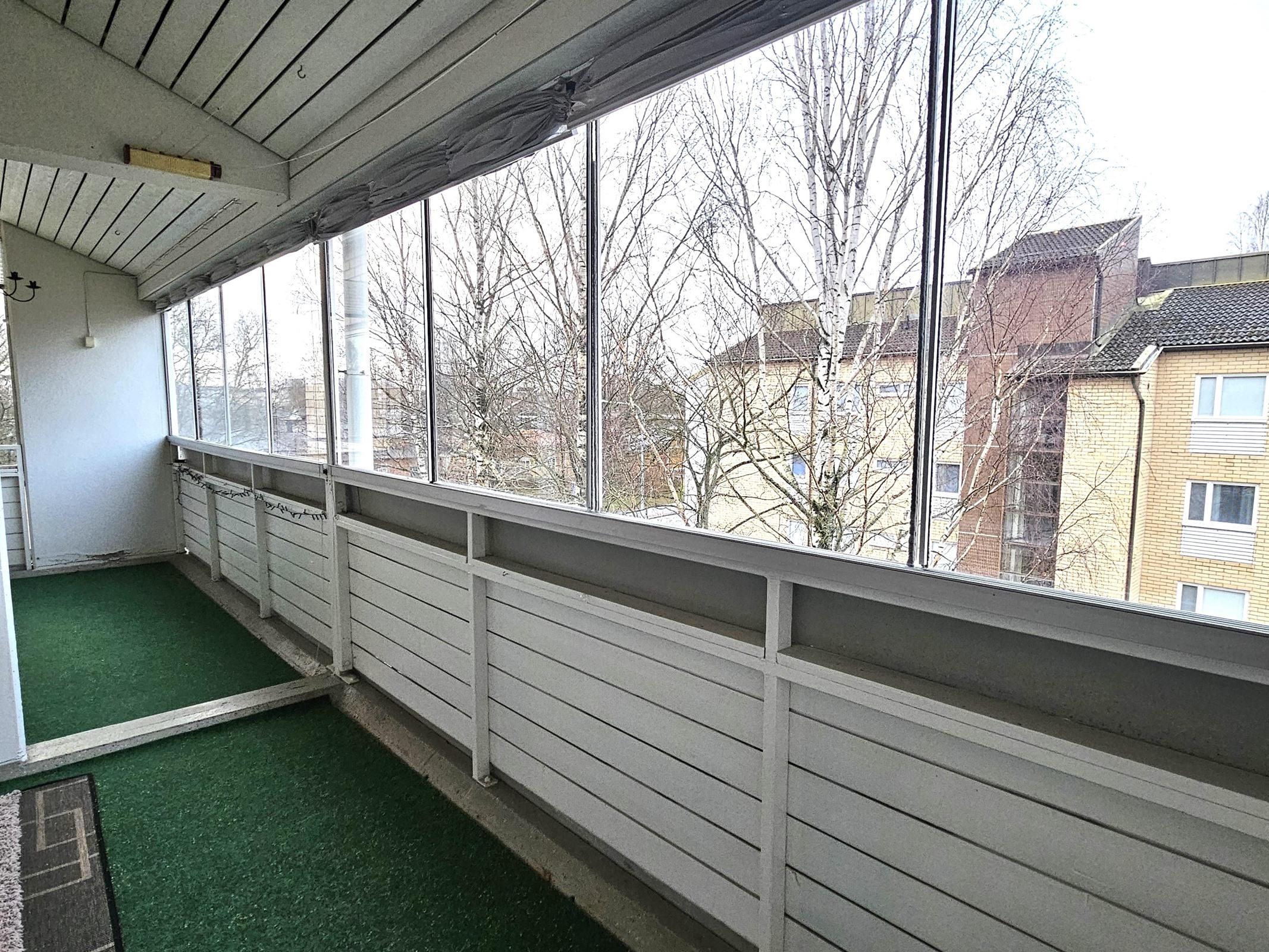 iso länsipuolen parveke