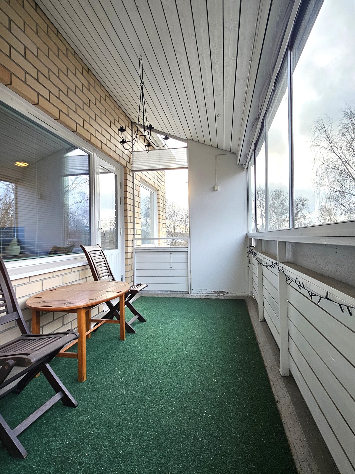 parveketta, johon kulku makuuhuoneesta ja olohuone