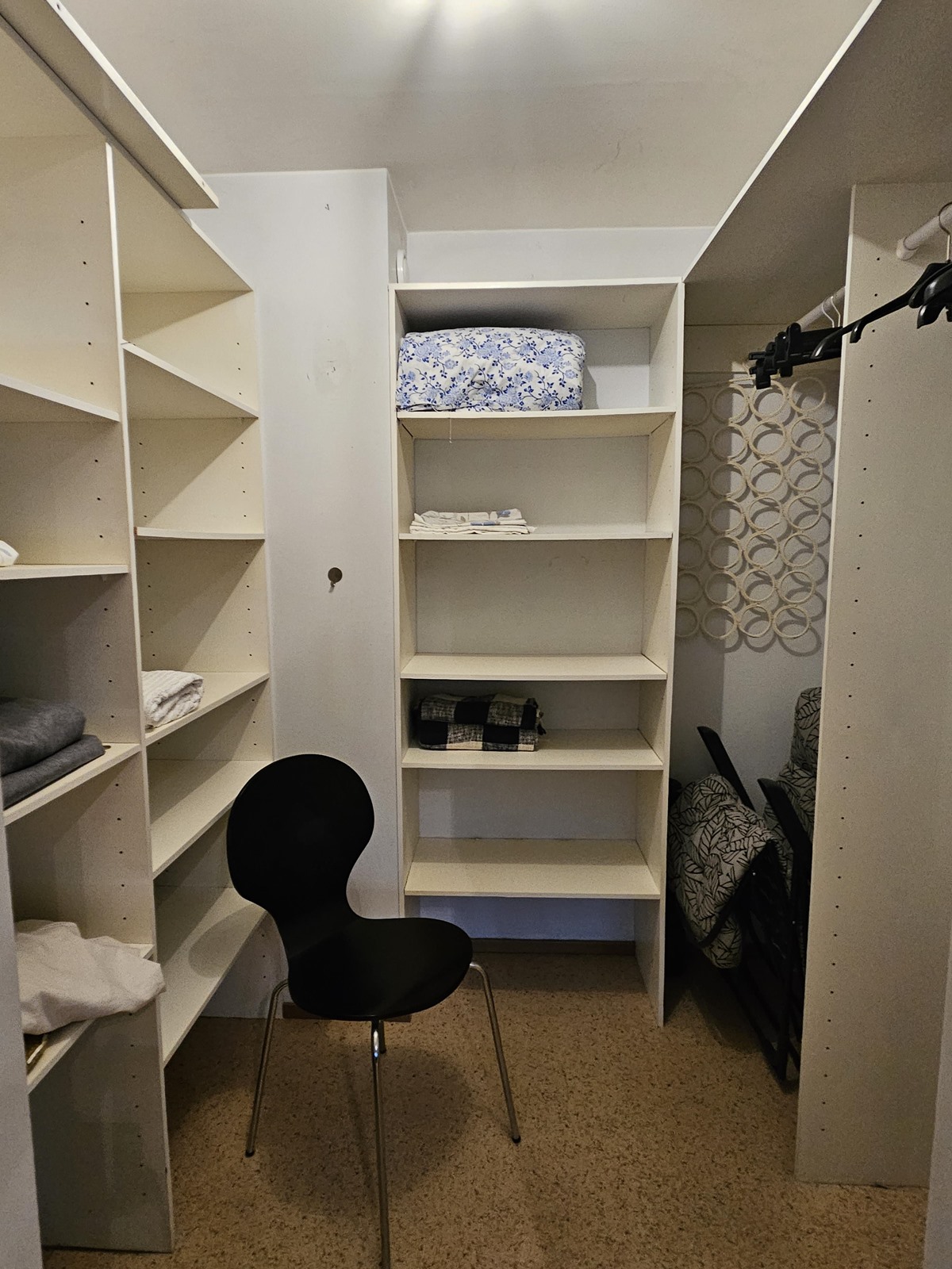 vaatehuone toisessa makuuhuoneessa