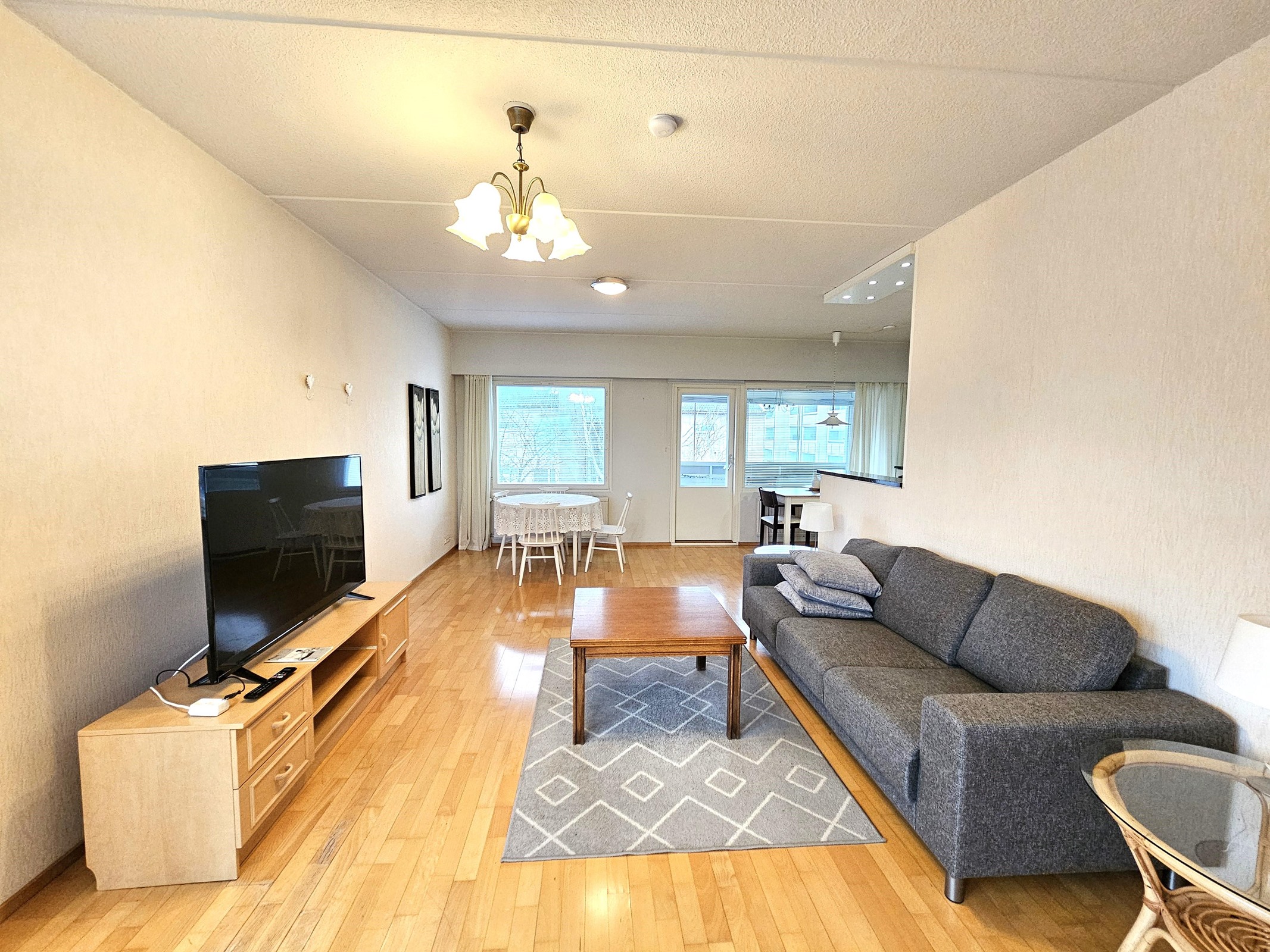 tilava ja valoisa olohuonetila, josta näkymät mm.