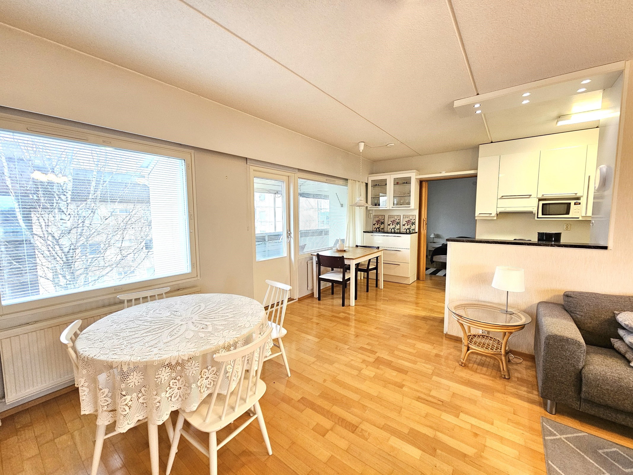 Olohuonetta ja keittiö-ruokailutila