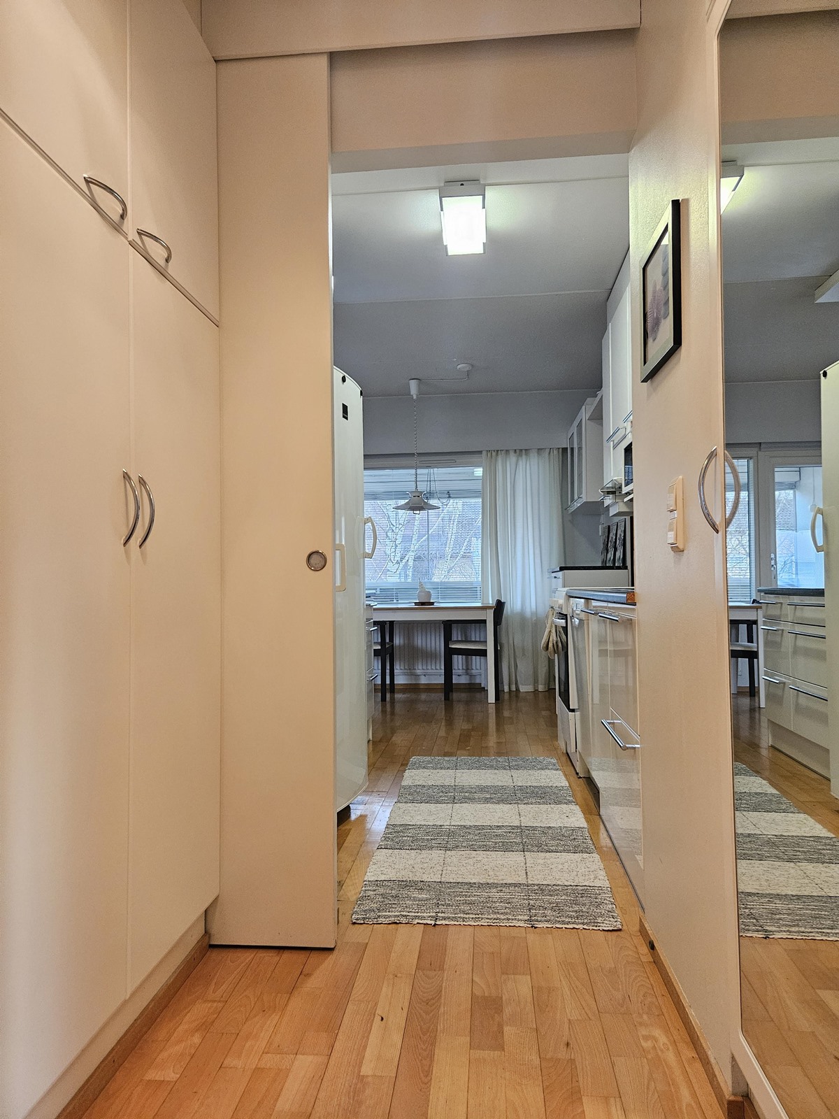 eteisestä kohti keittiötä