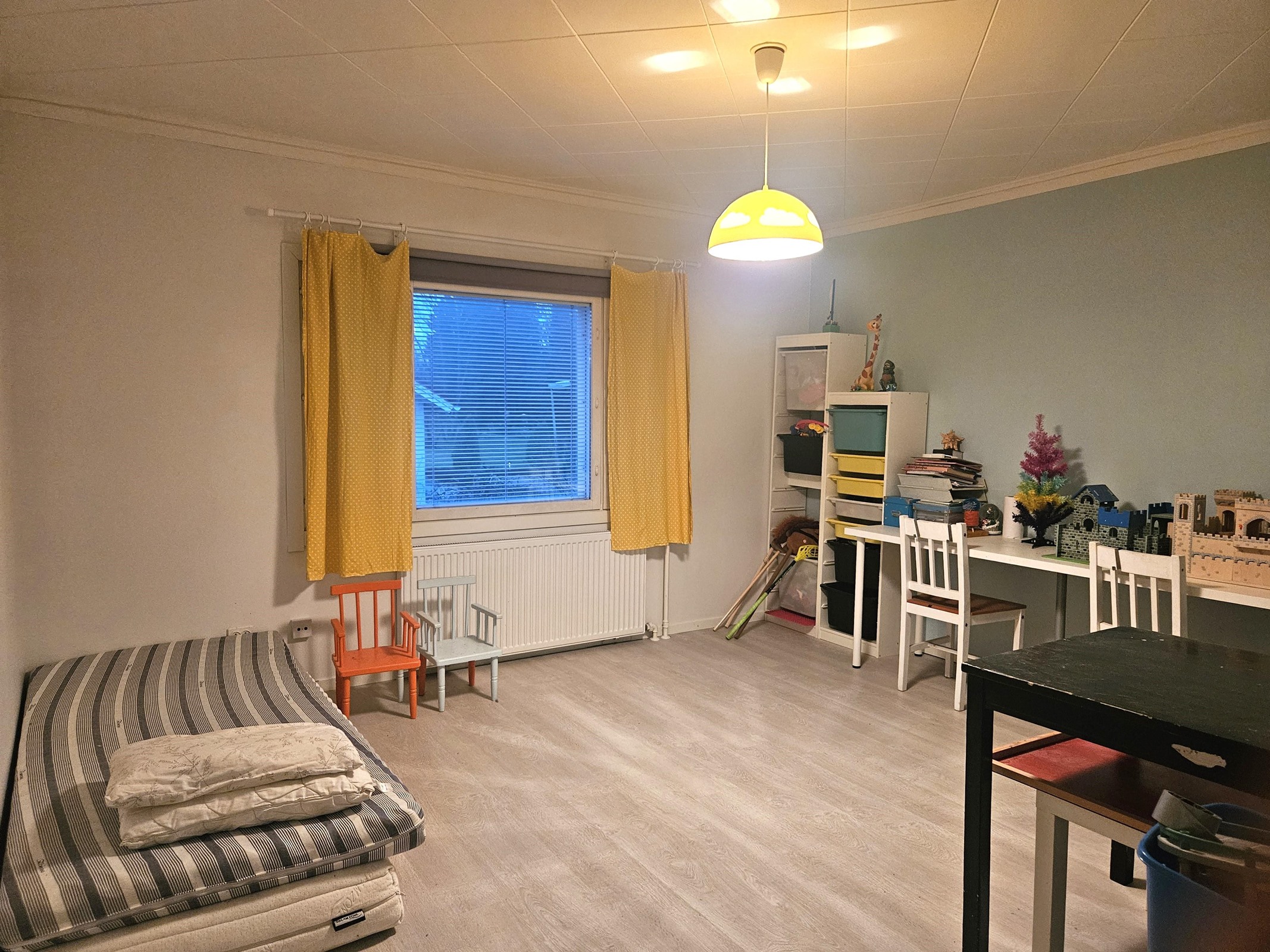 yläkerran makuuhuone 1