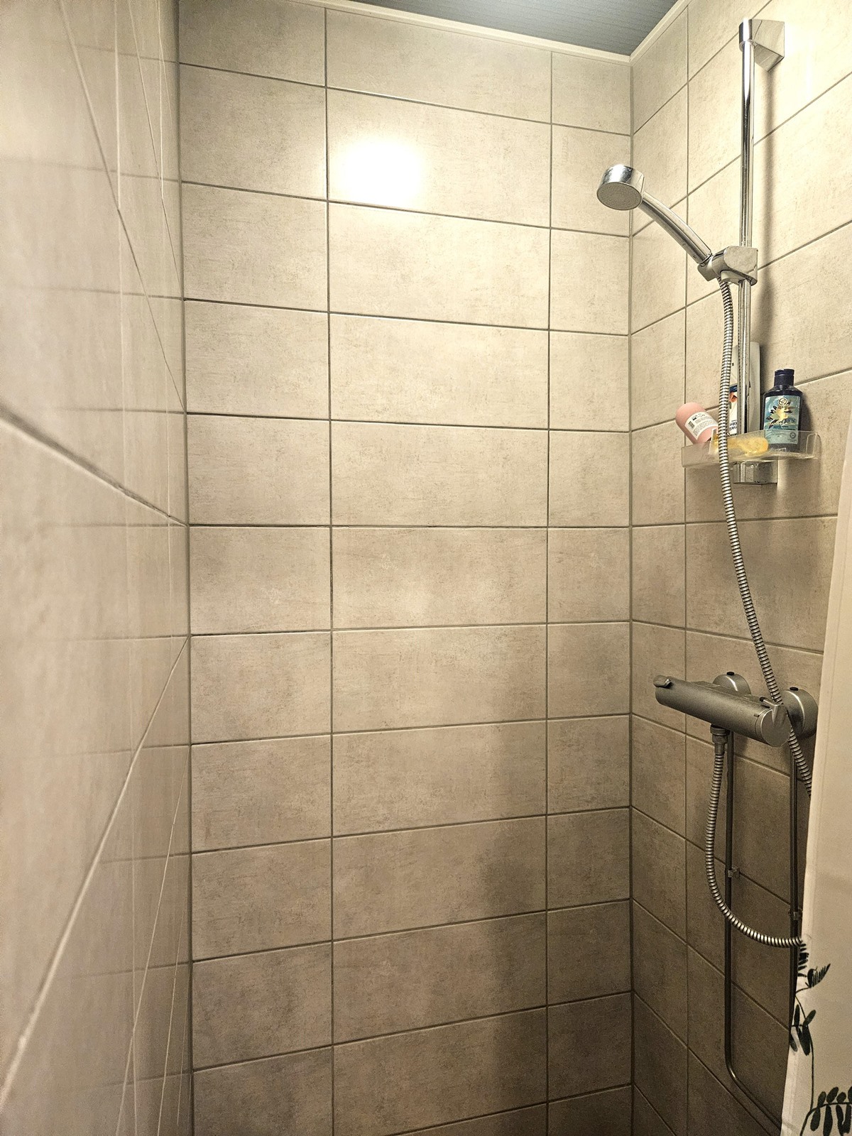 yläkerran suihkutila