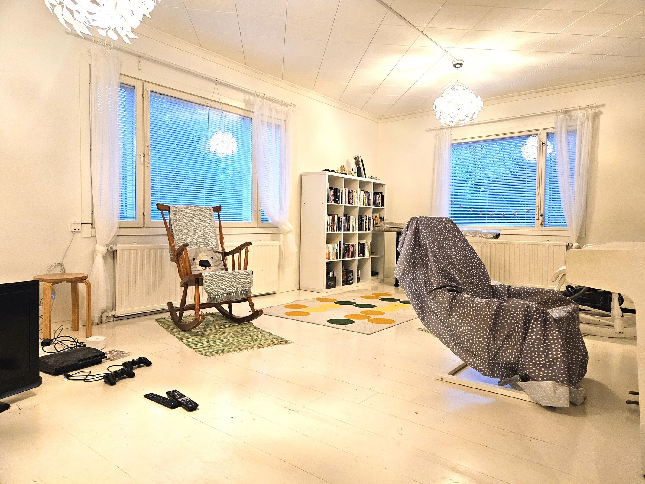 tilava ja valoisa olohuonetila