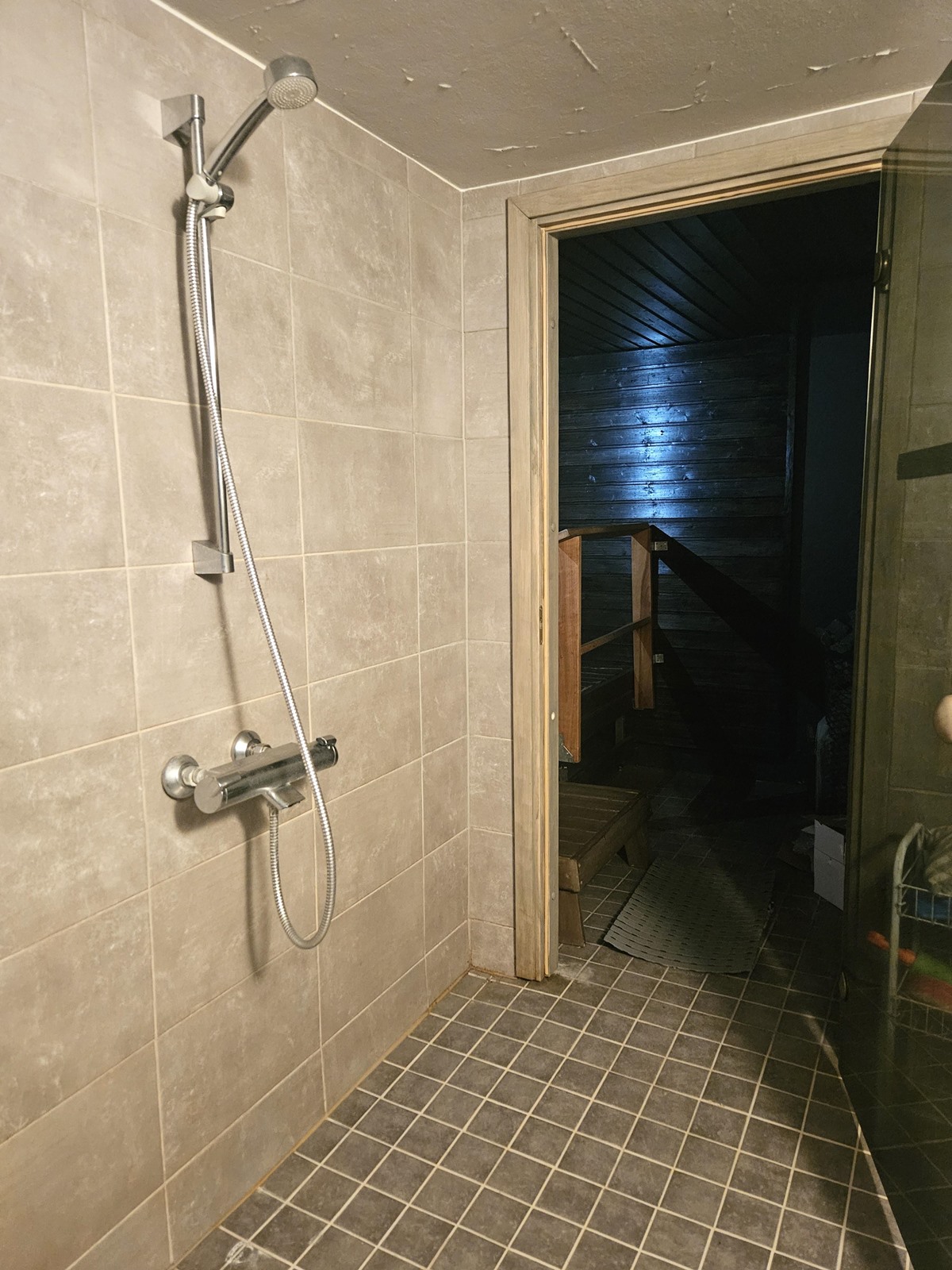 kylpyhuone- saunatila kellarikerroksessa