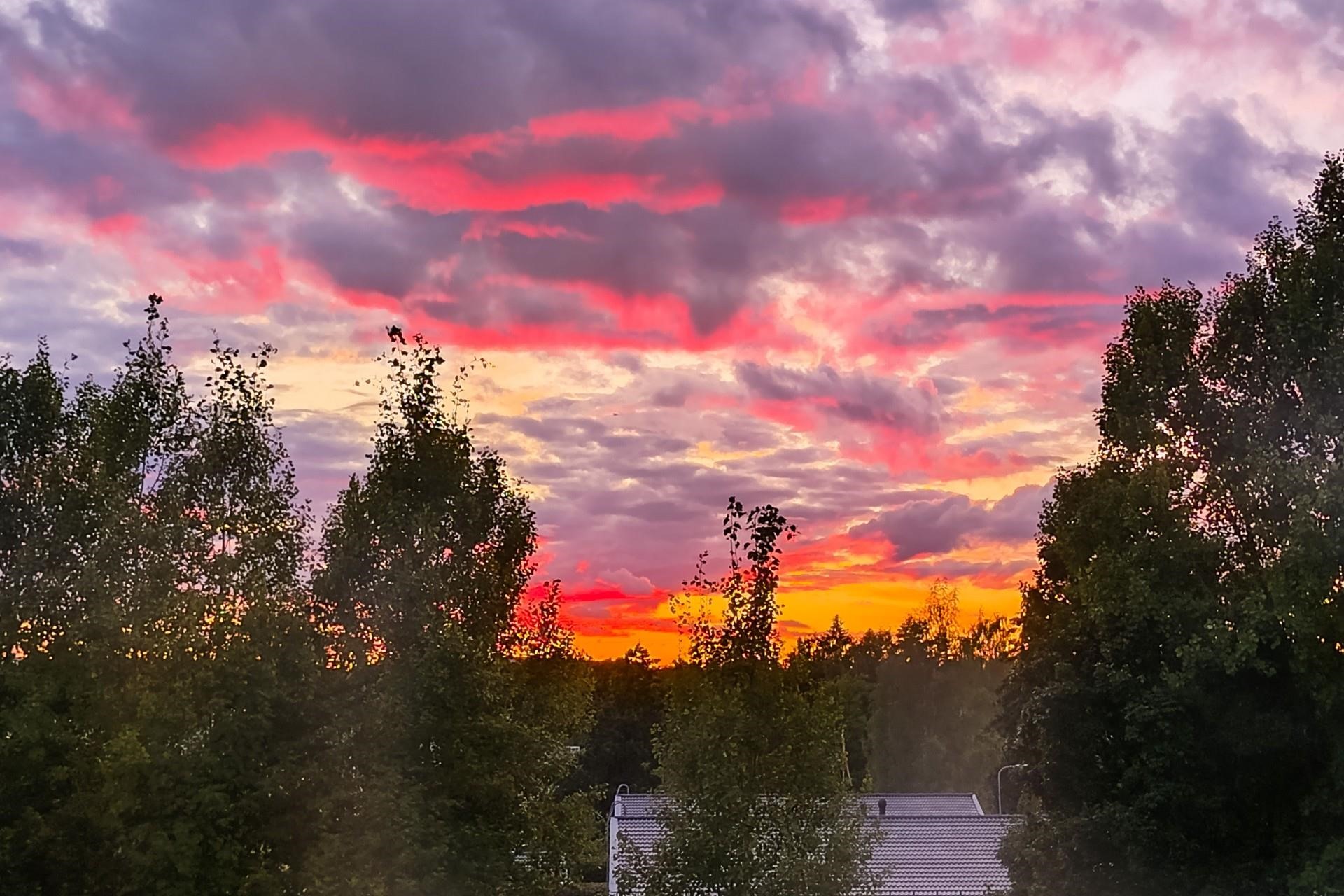 upeat auringonlaskunäkymät parvekkeelta