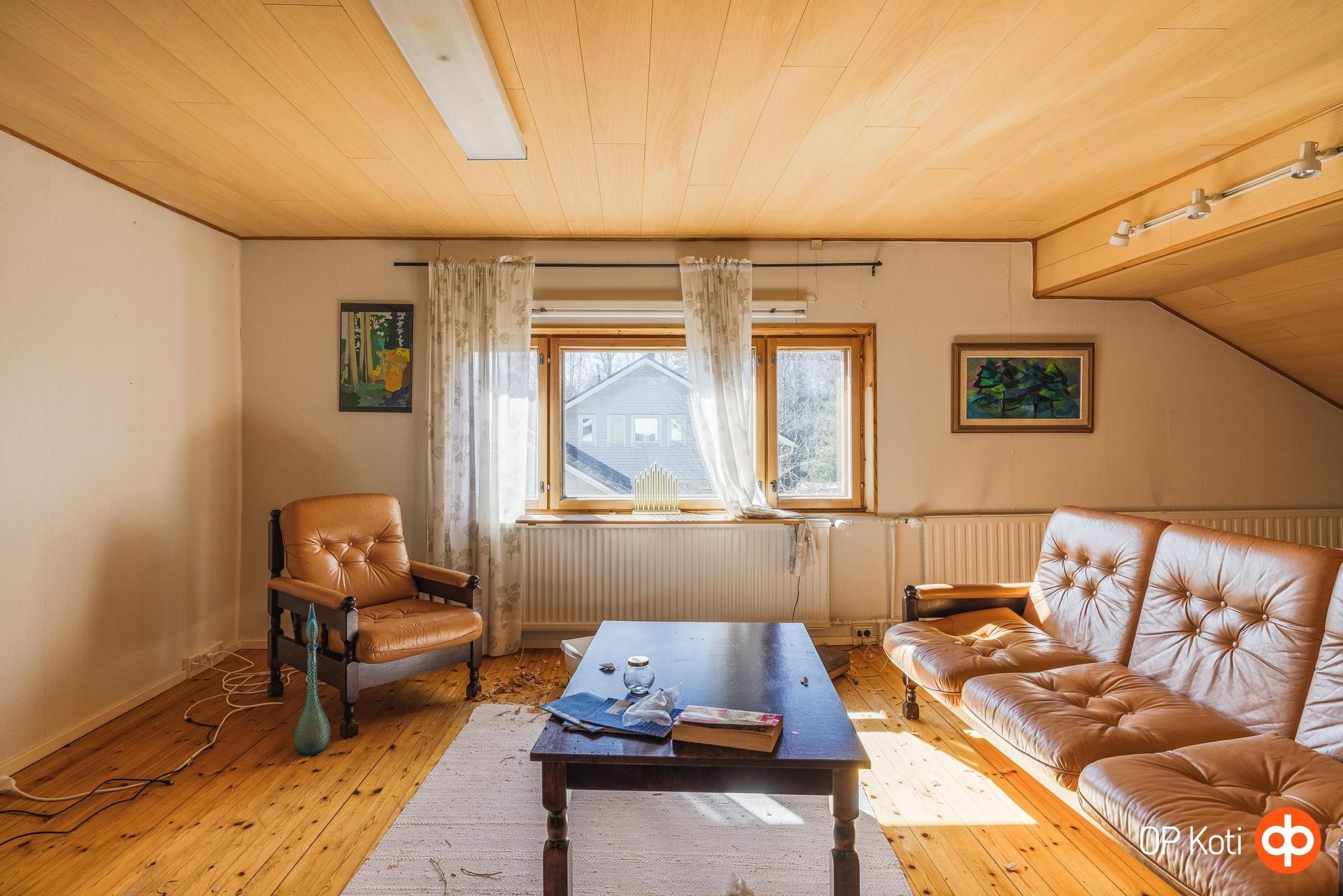 Yläkerran toinen huone