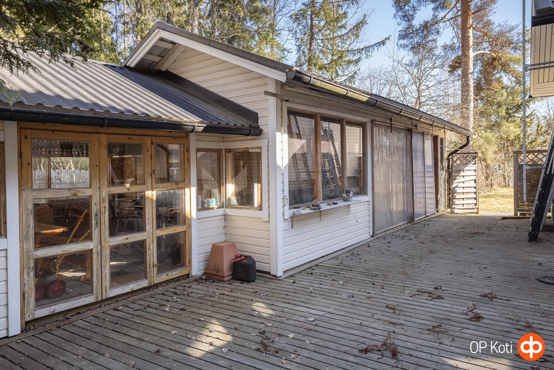 Kesäkeittiö ja uima-allastila