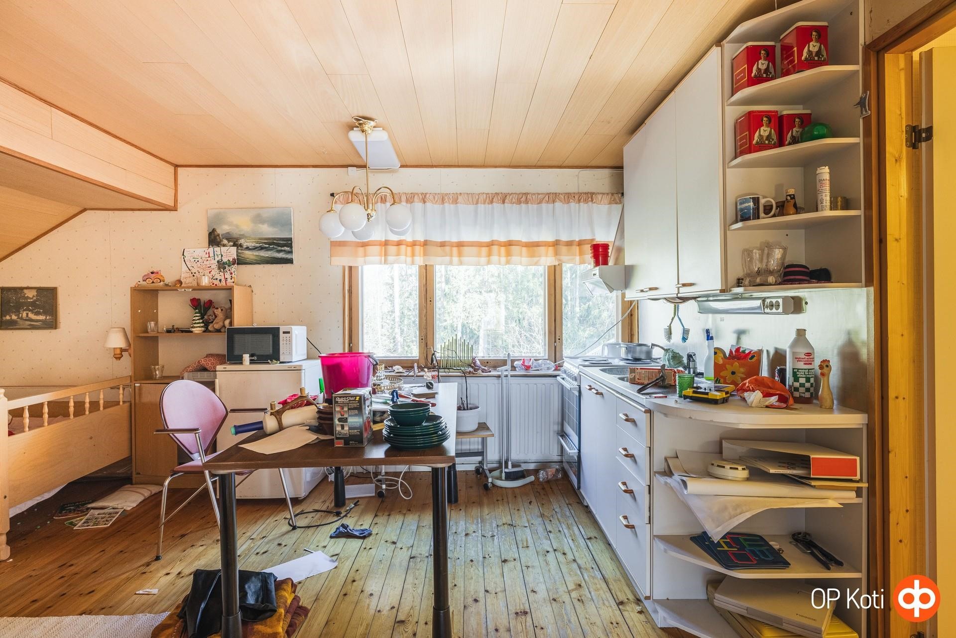 Yläkerran keittiö/olohuone
