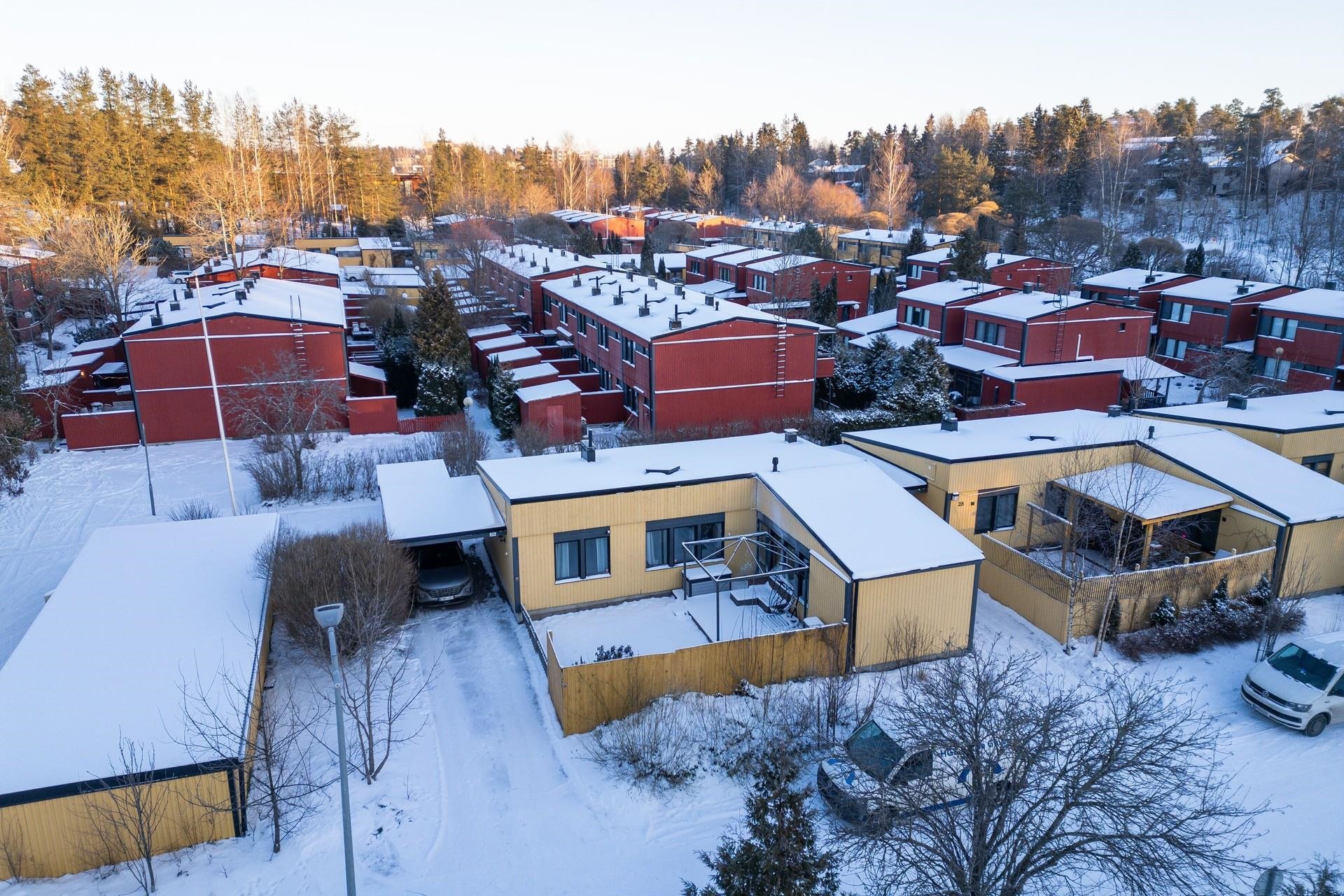 Talo ja huoneisto yläpuolelta kuvattuna.