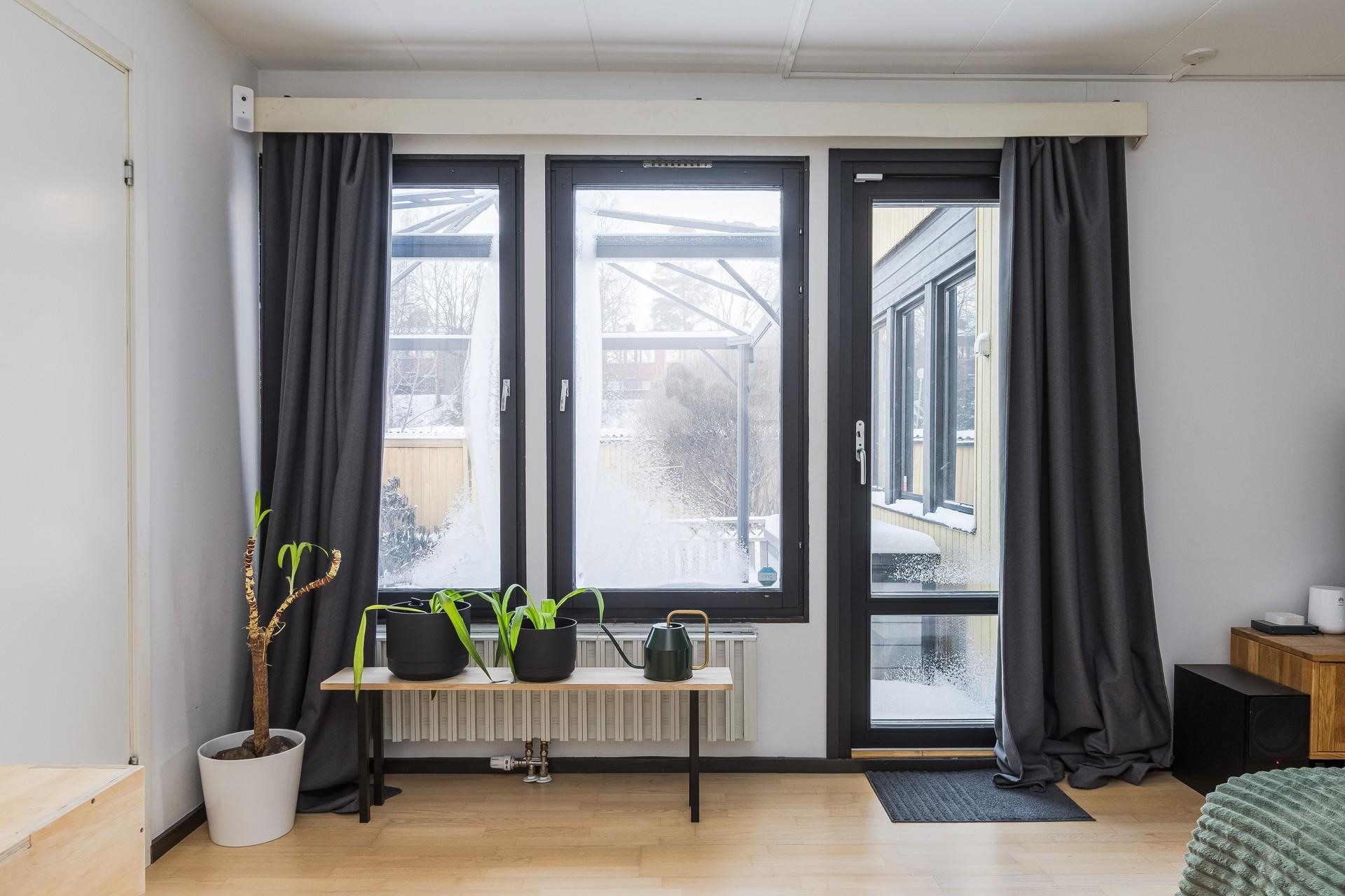 Olohuoneesta käynti takapihalle.