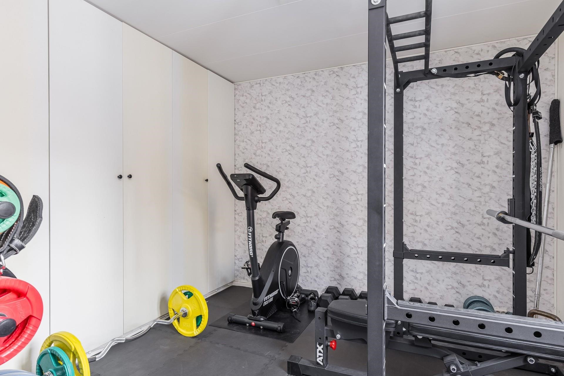 Perimmäinen makuuhuone/kuntosali.