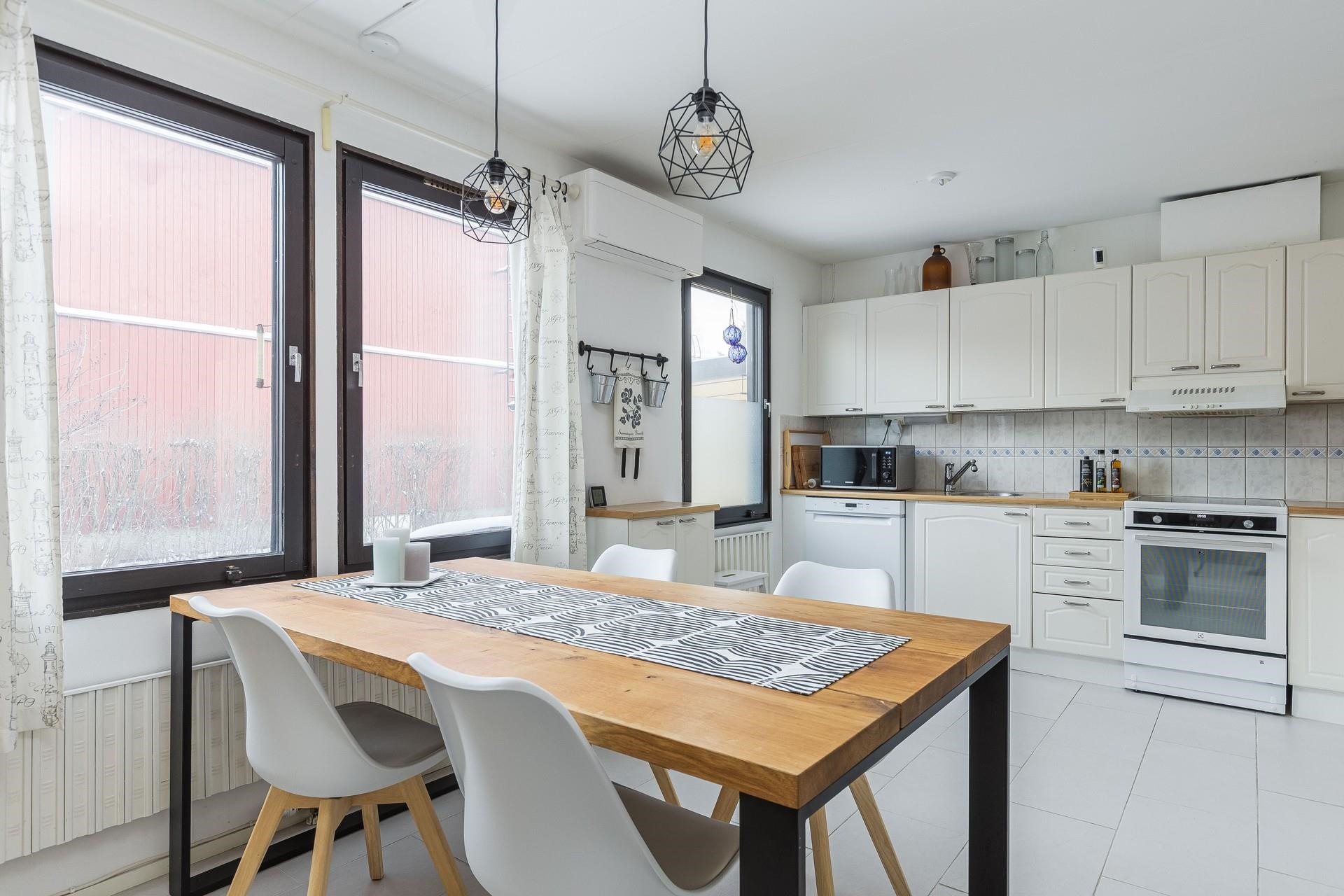 Keittiö ja ruokailutila.