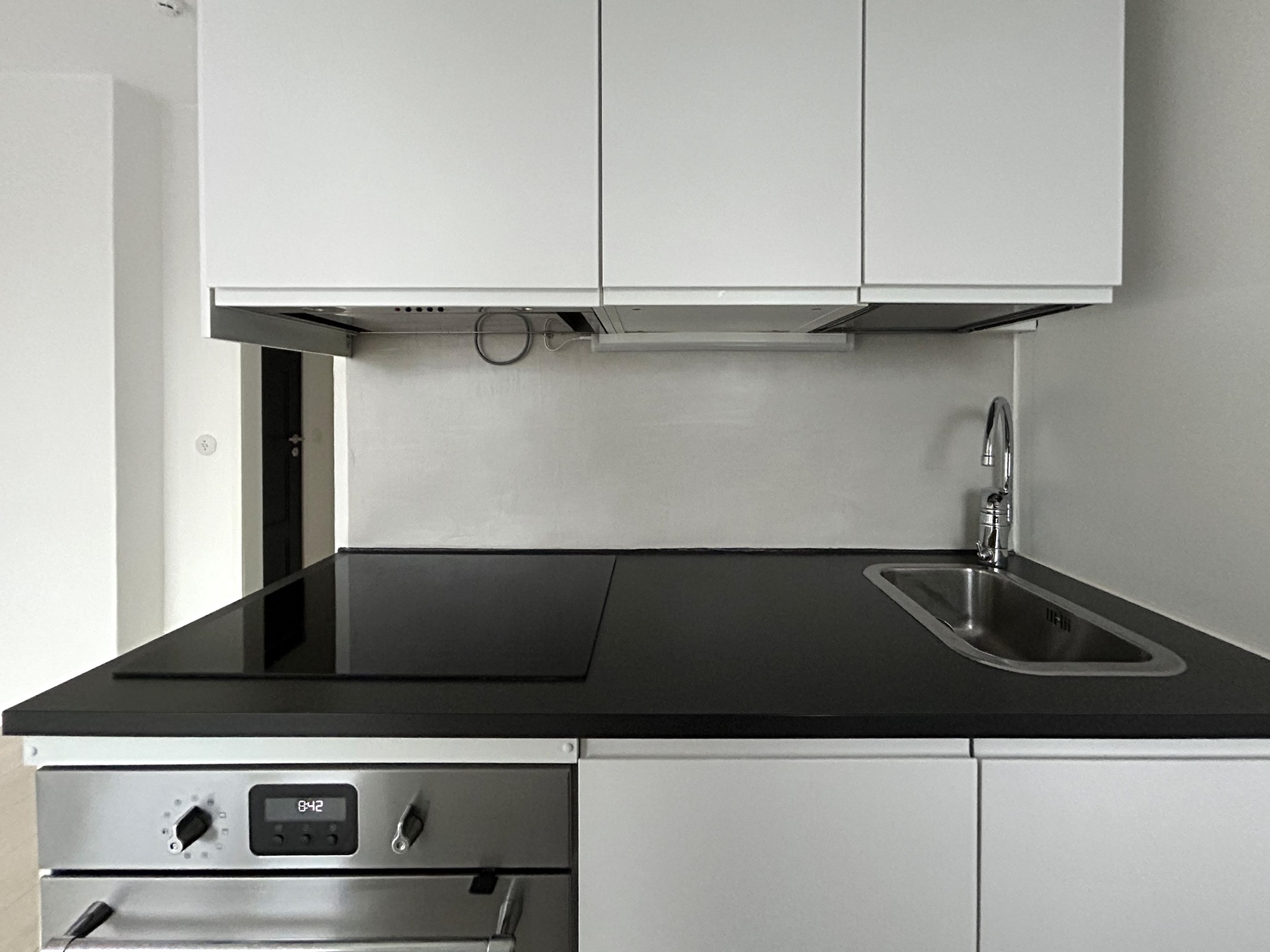 Keittiössä on myös integroitu astianpesukone.