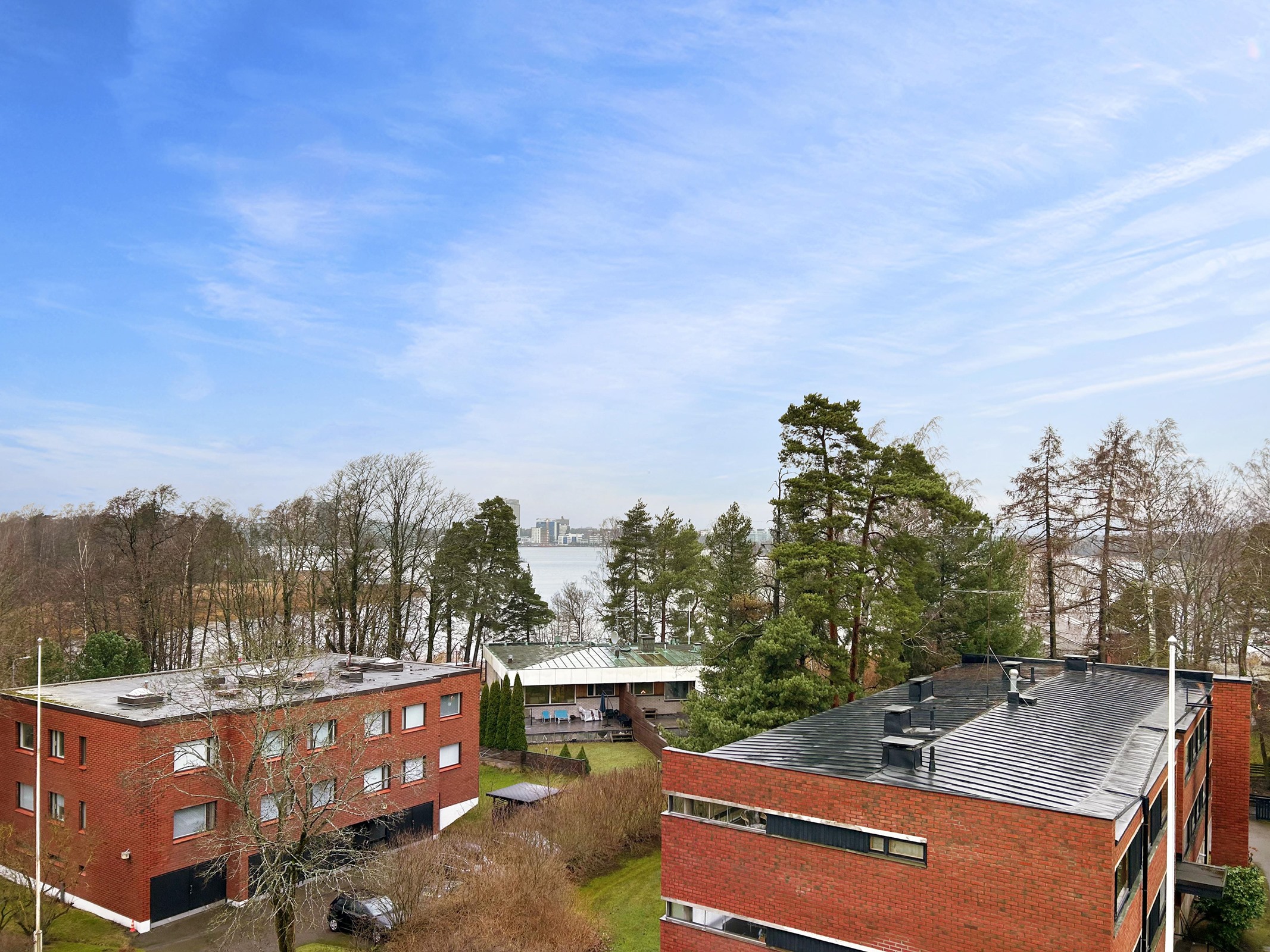 Parvekeelta näkyy meri.