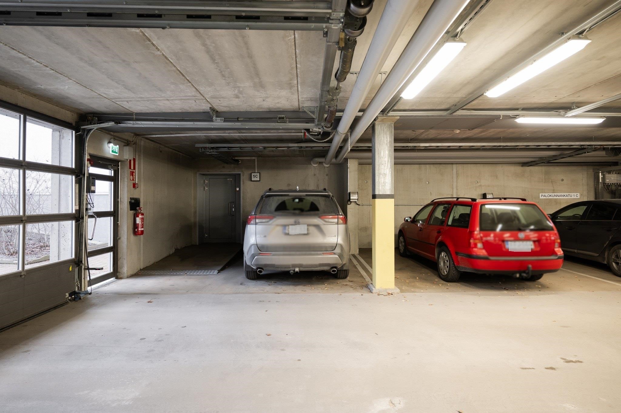 Autopaikka heti oven vieressä