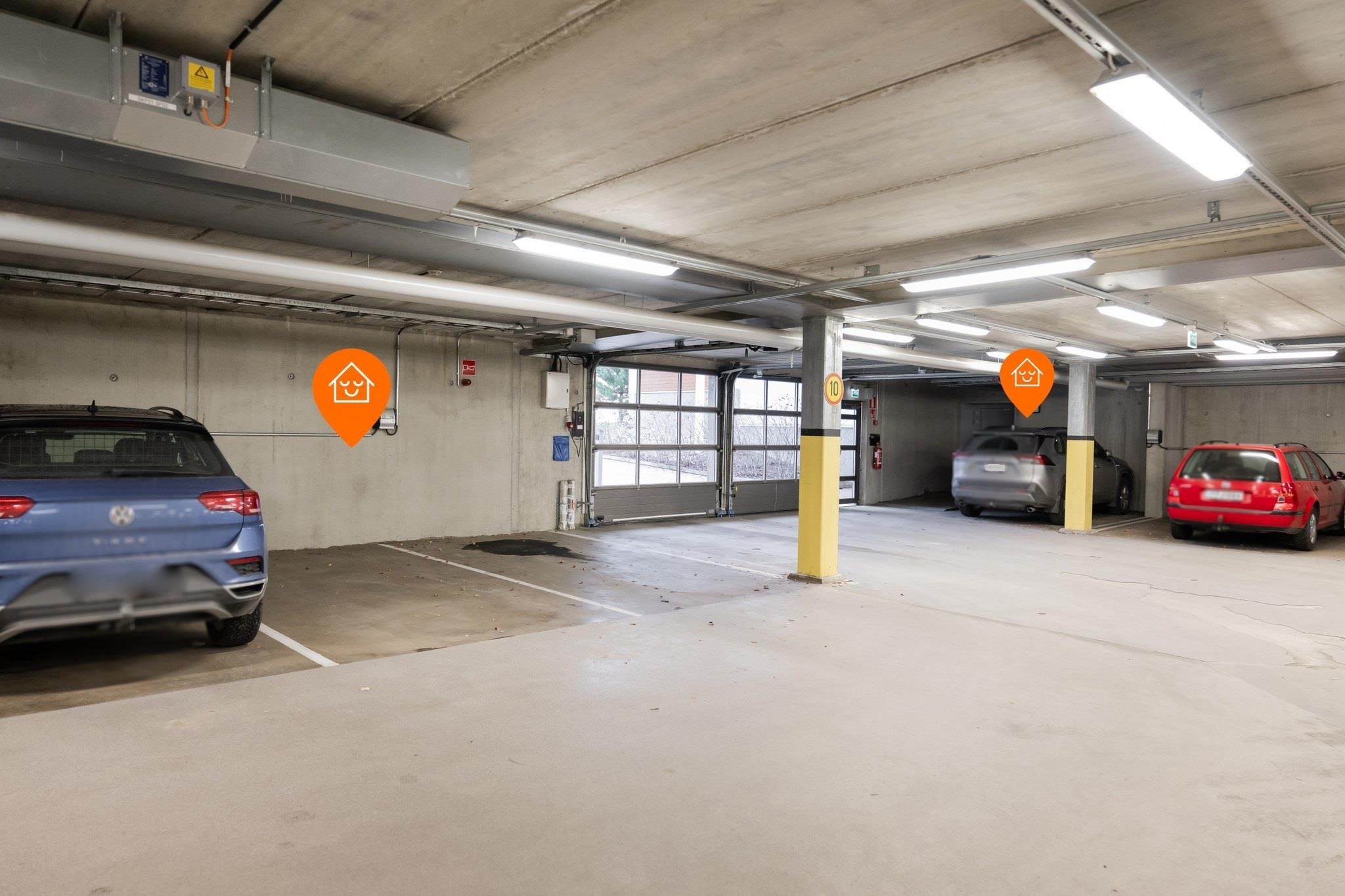 Toinen autopaikka myös lähellä ovea