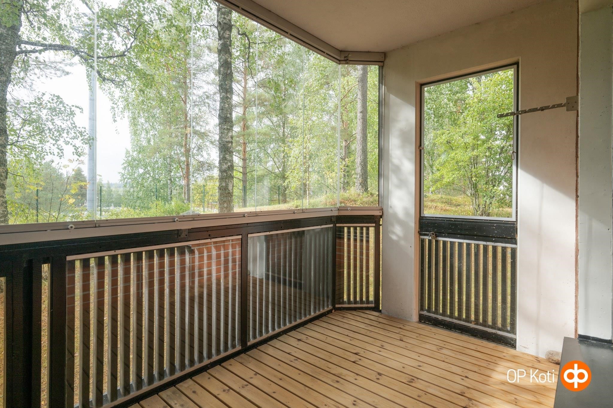 huonemainen lasitettu parveke viheralueeseen päin