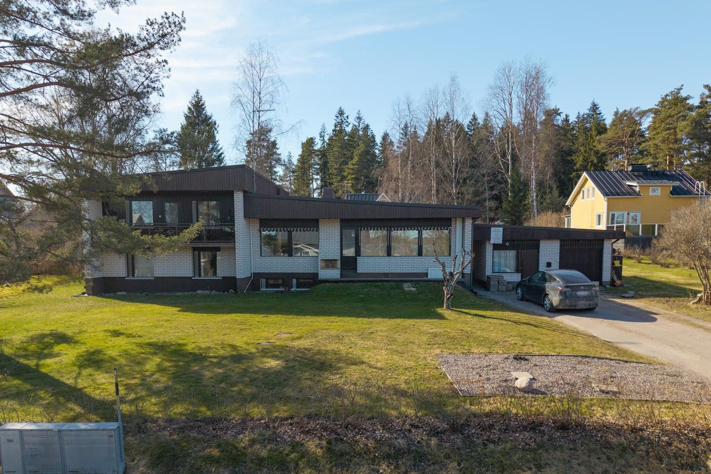 Julkisivu kadulta päin - Fasad från gatan