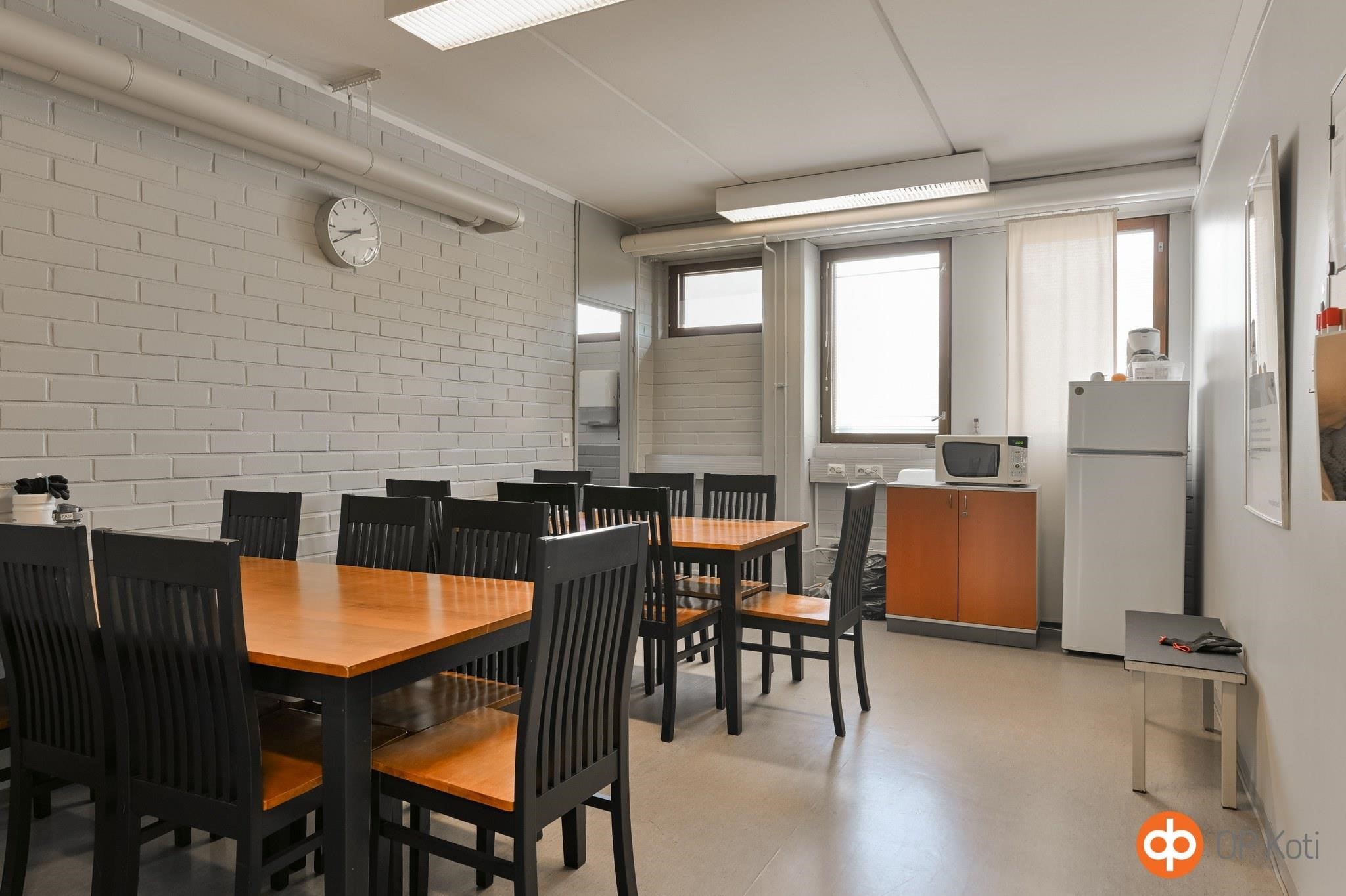 toimitilarakennuksen taukotila